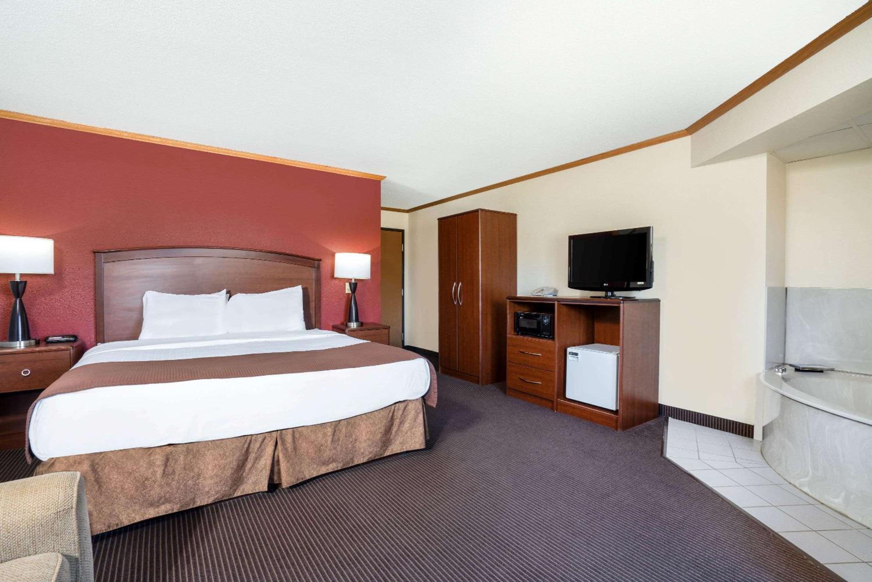 Superior King Suite - Non-Smoking photo 1