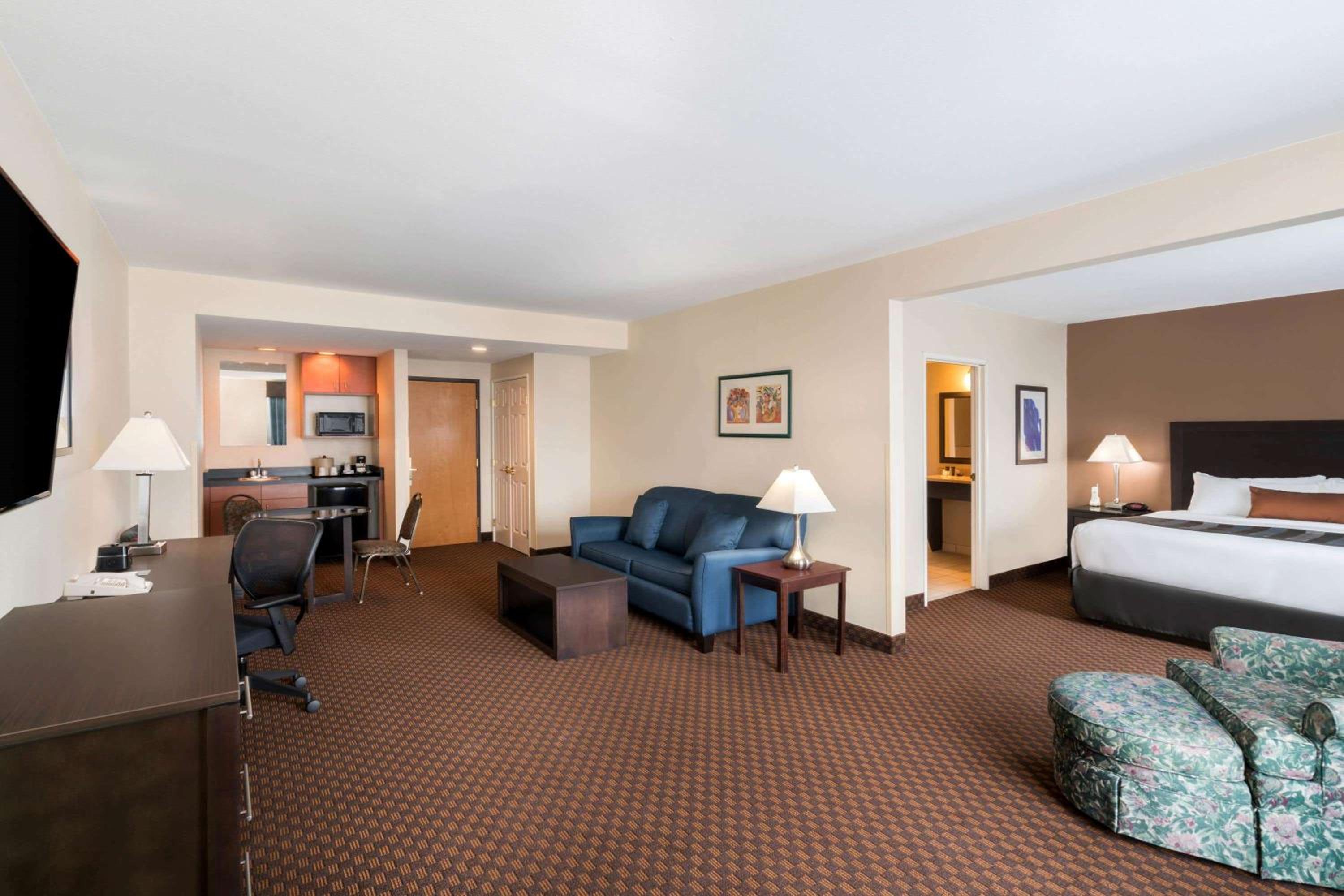 Deluxe King Suite - Photo 1