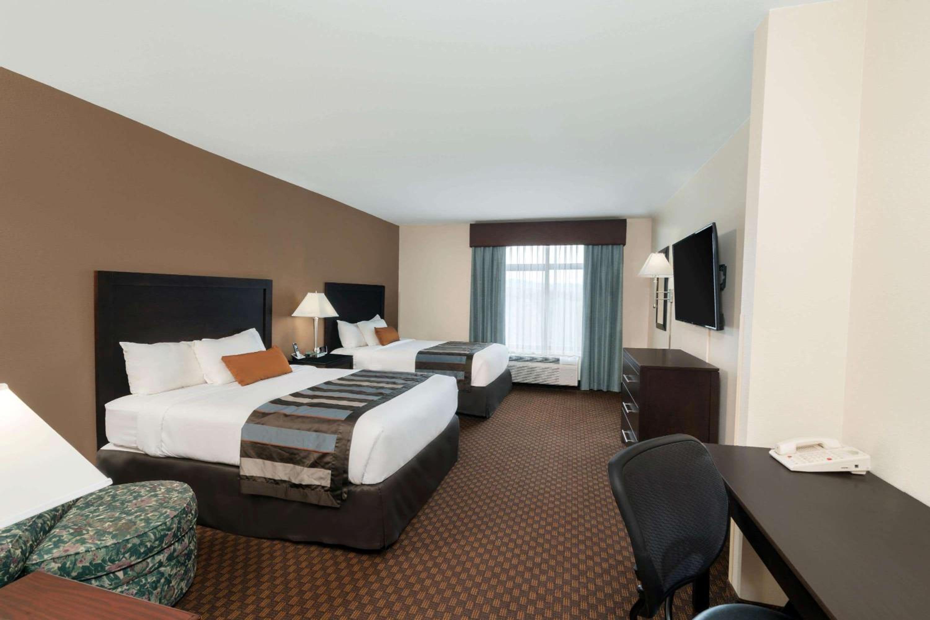Queen Room with Two Queen Beds - Non-Smoking - Photo 1