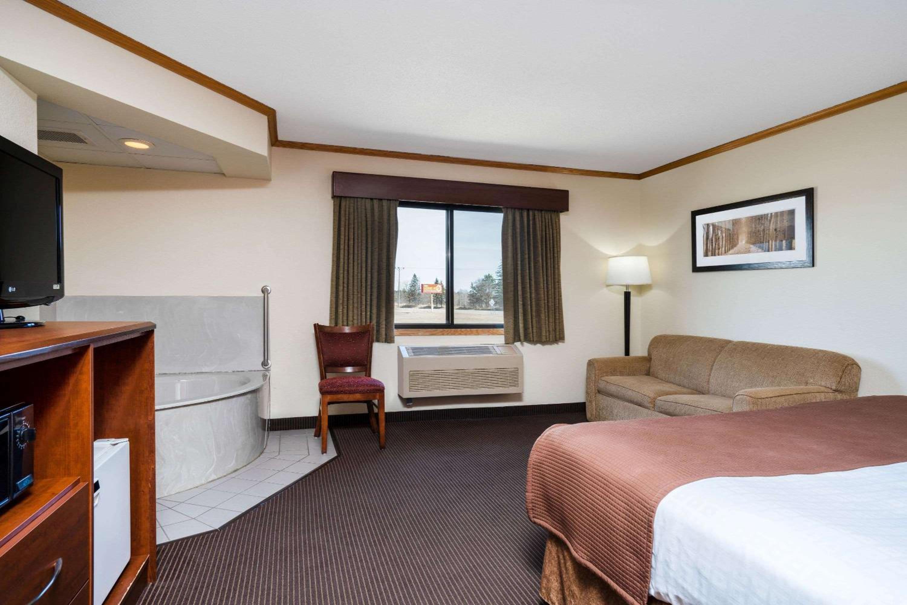King Suite - Non-Smoking photo 2