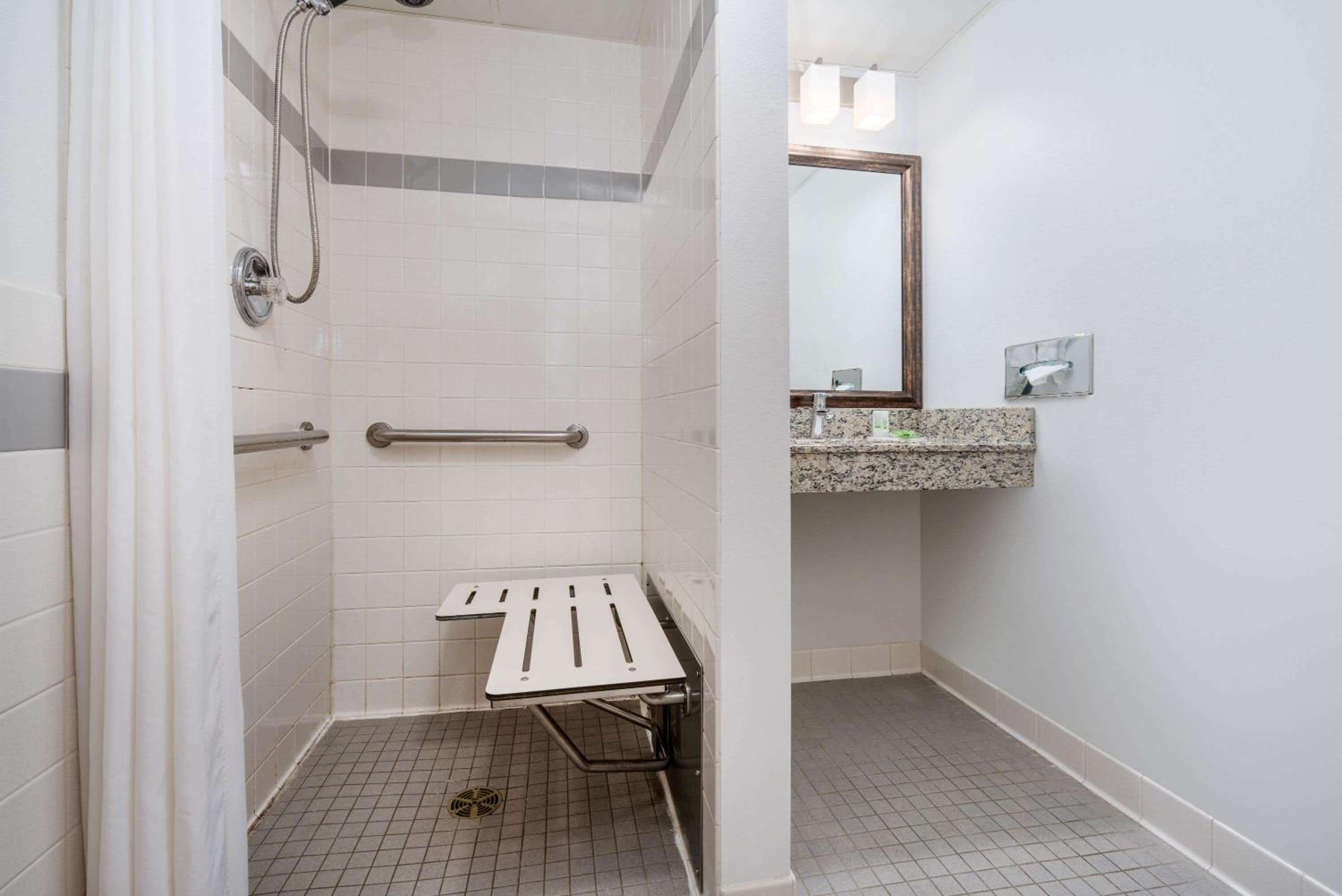 Queen Room - Mobility Access/Non-Smoking photo 2