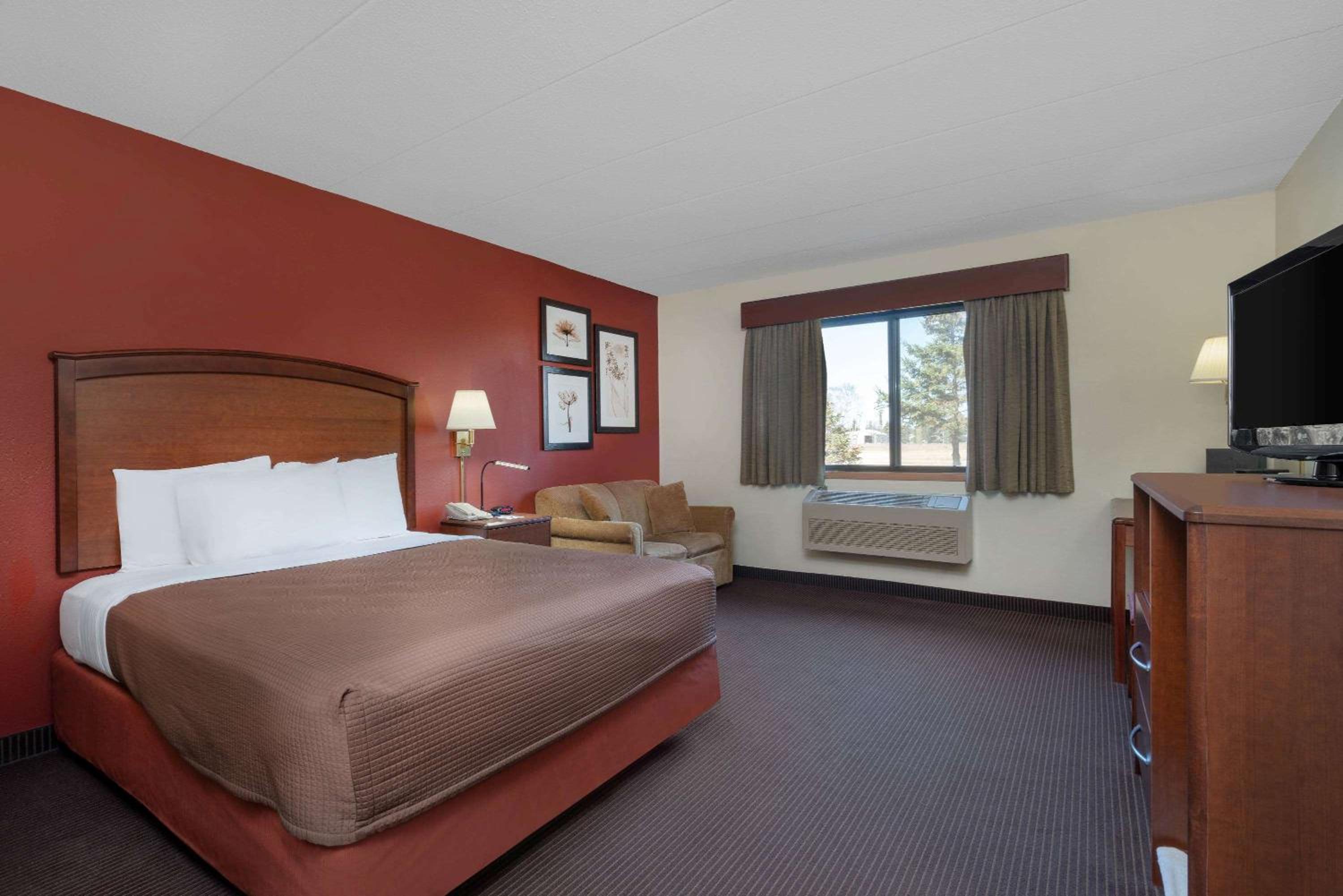 Queen Room - Mobility Access/Non-Smoking photo 1