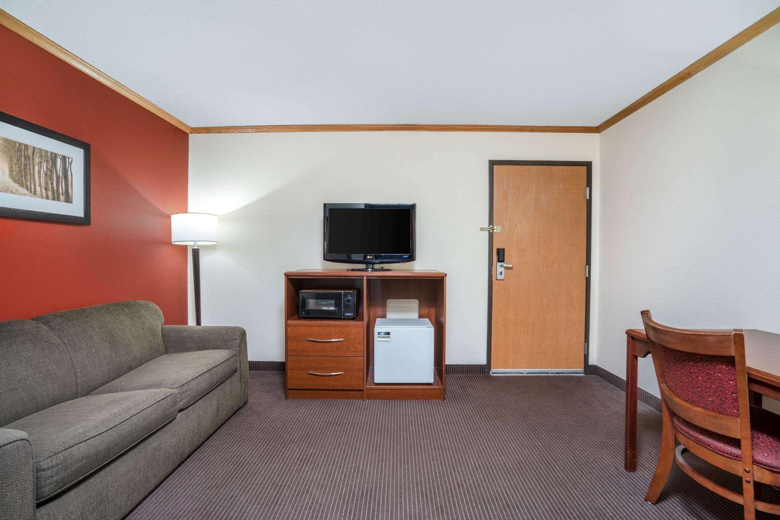 Superior King Suite - Non-Smoking photo 2