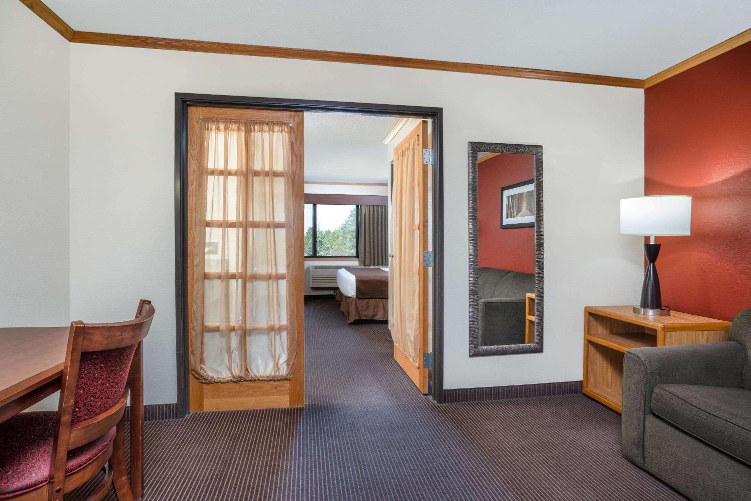 Deluxe King Suite - Non-Smoking photo 3