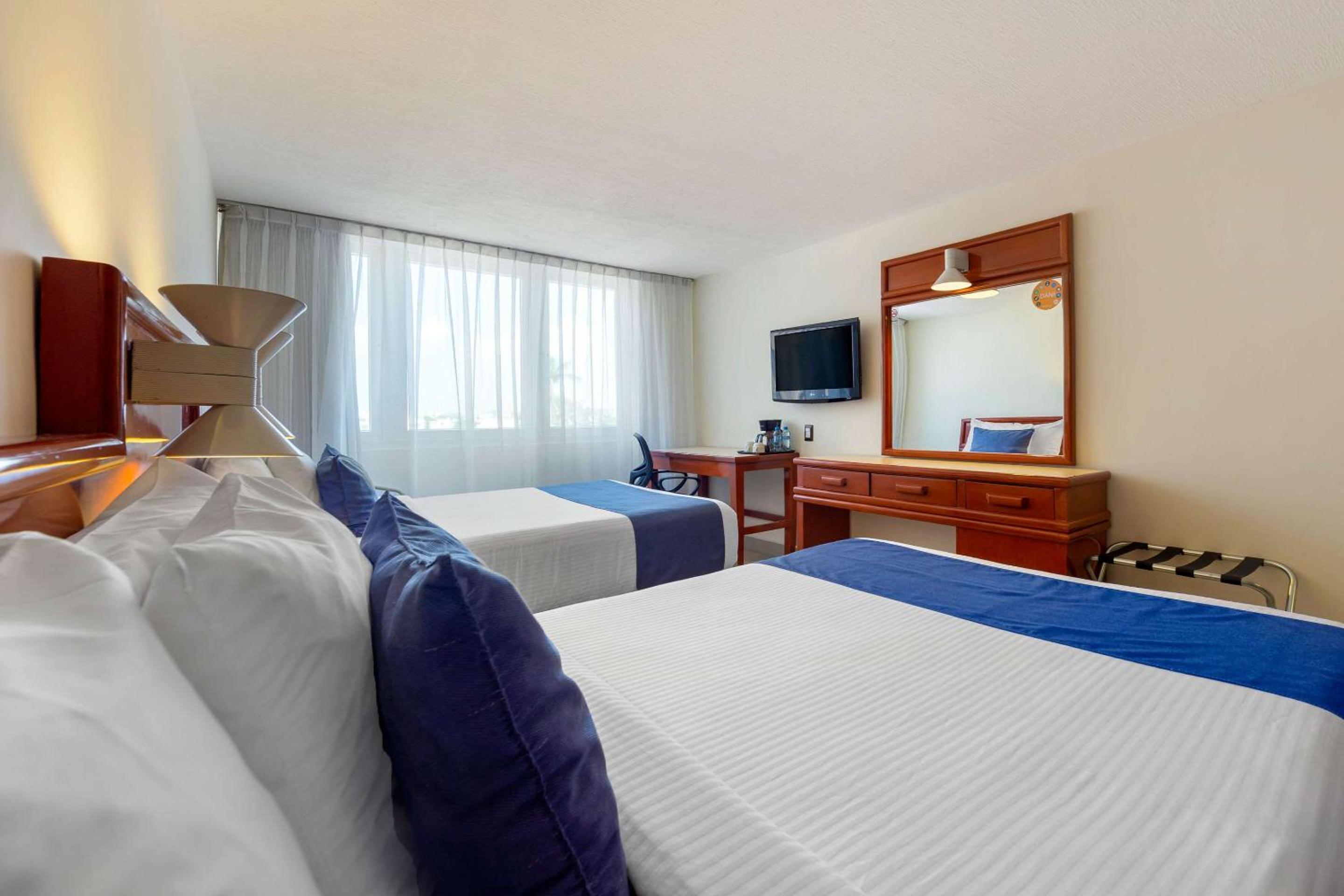 Double Room with Two Double Beds - Photo 7