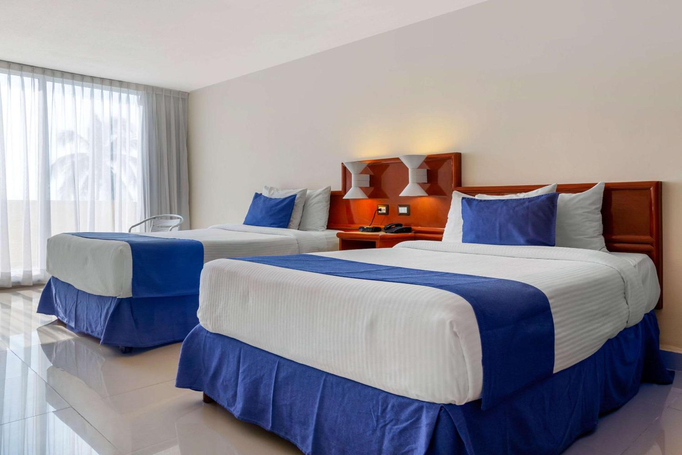 Double Room with Two Double Beds - Photo 9
