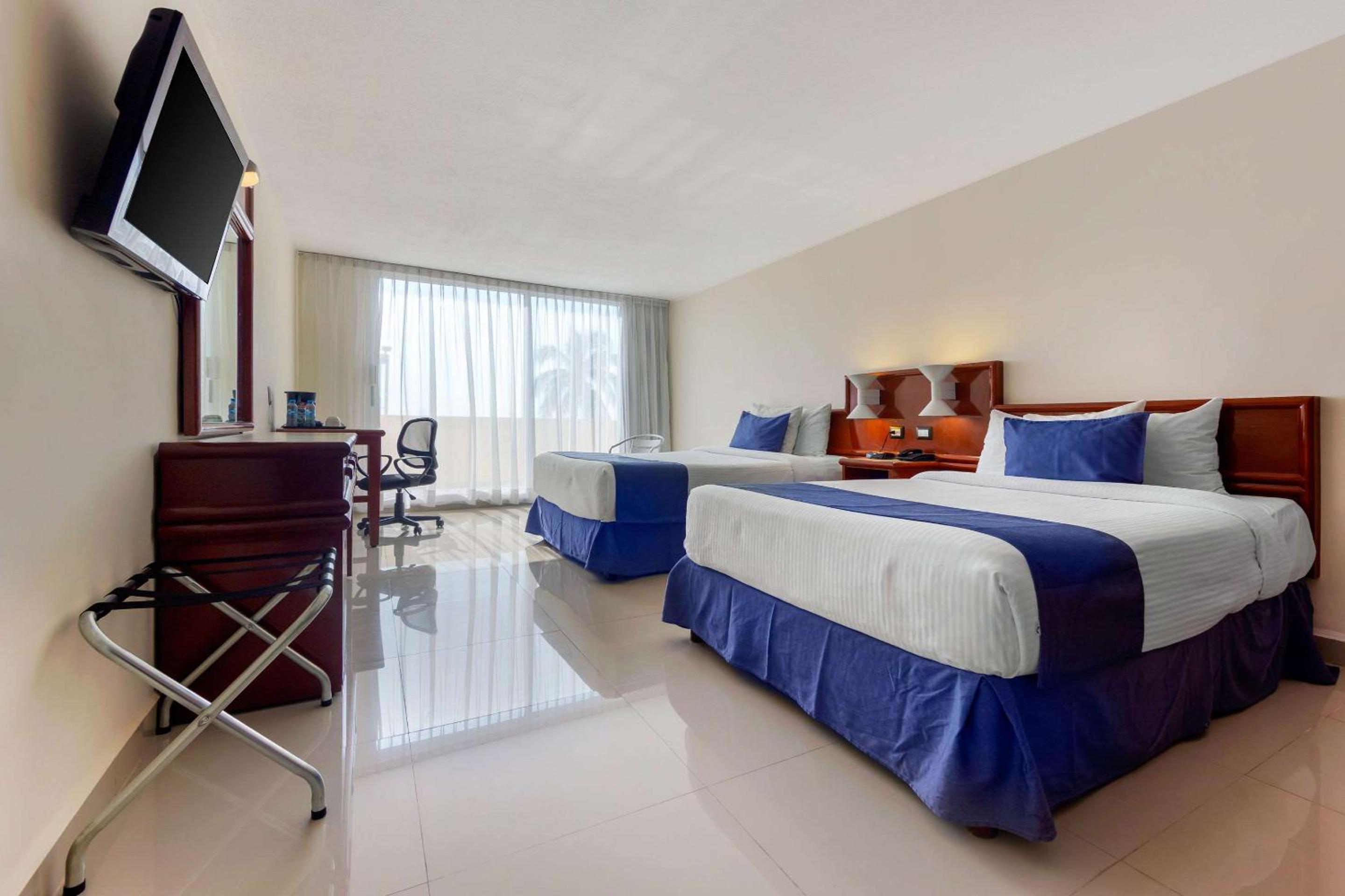 Double Room with Two Double Beds - Photo 2