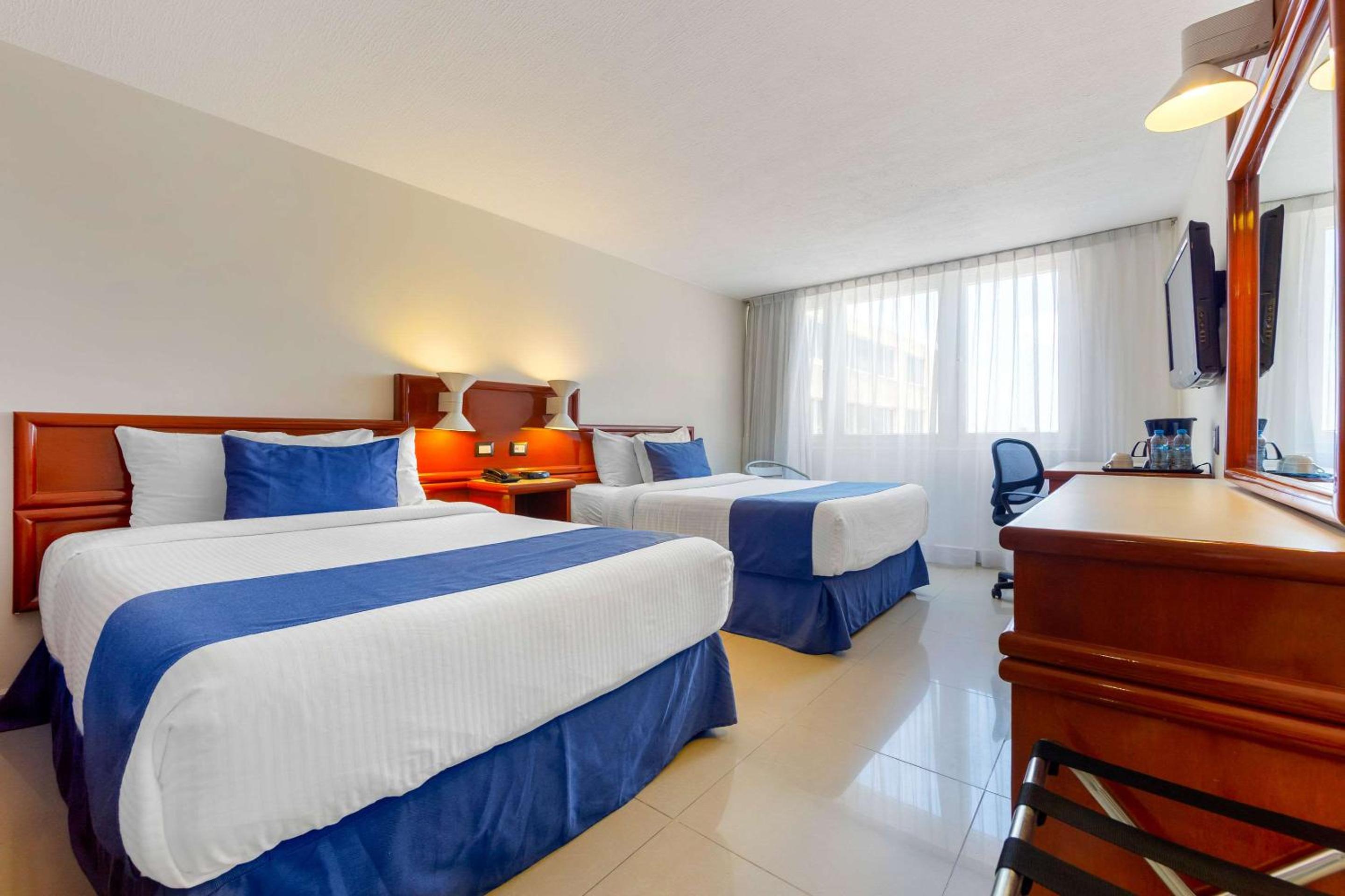 Double Room with Two Double Beds - Photo 11