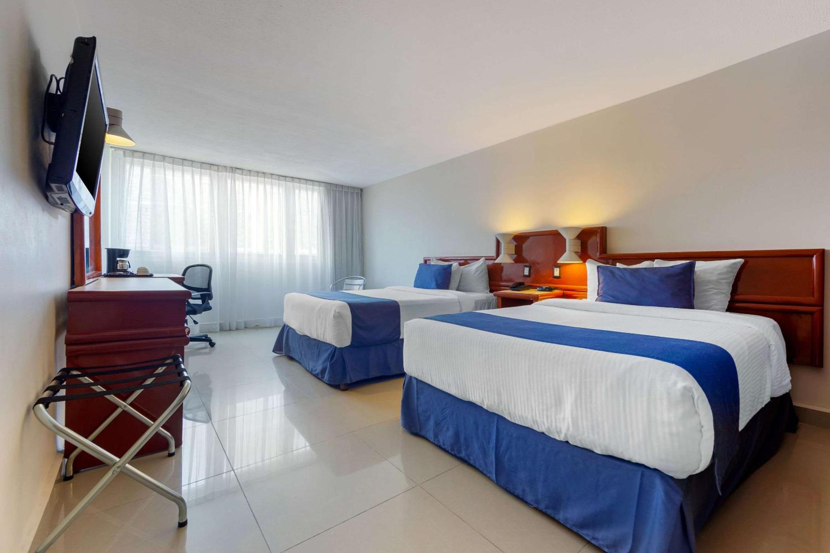 Double Room with Two Double Beds - Photo 10