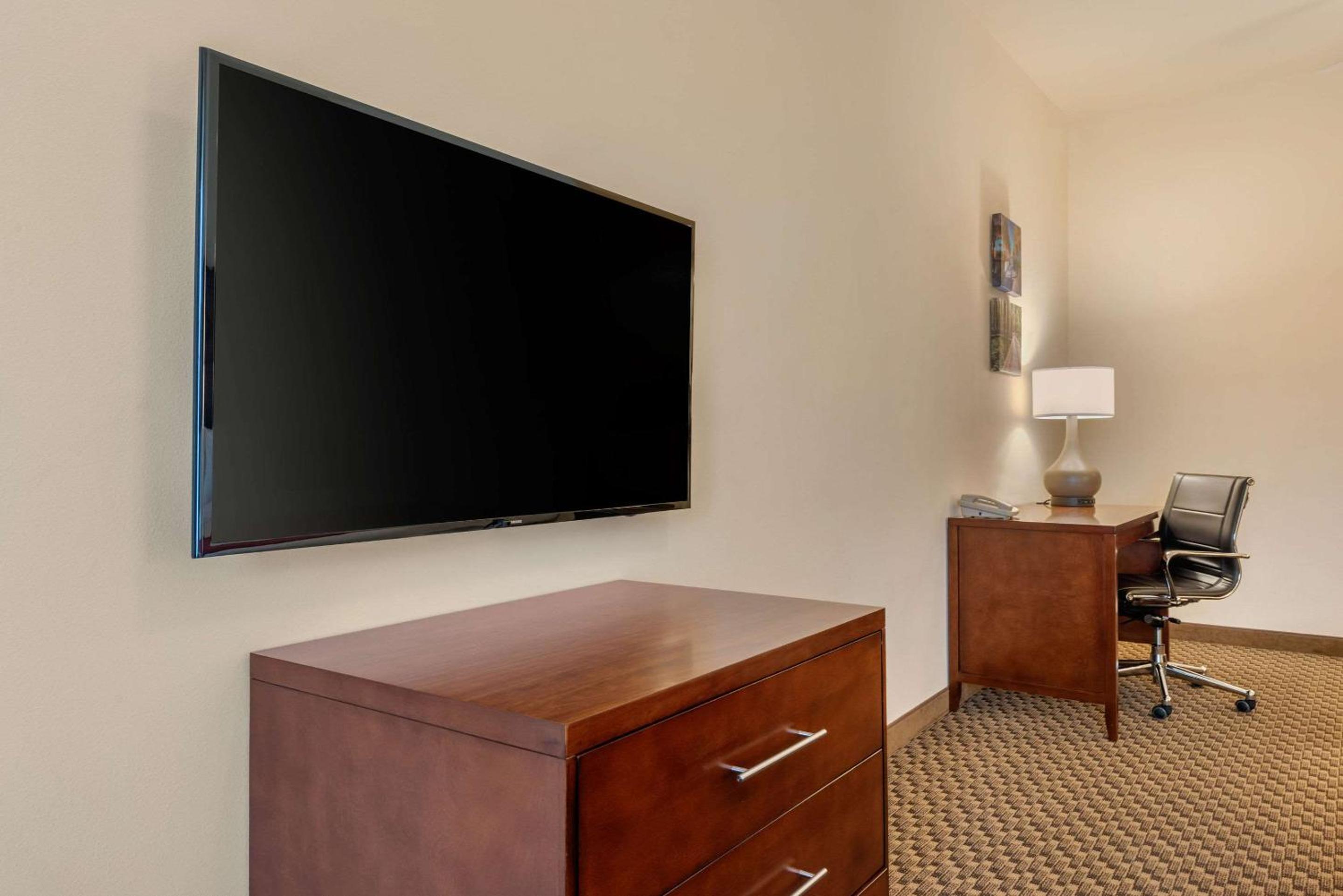 Queen Suite - Photo 2