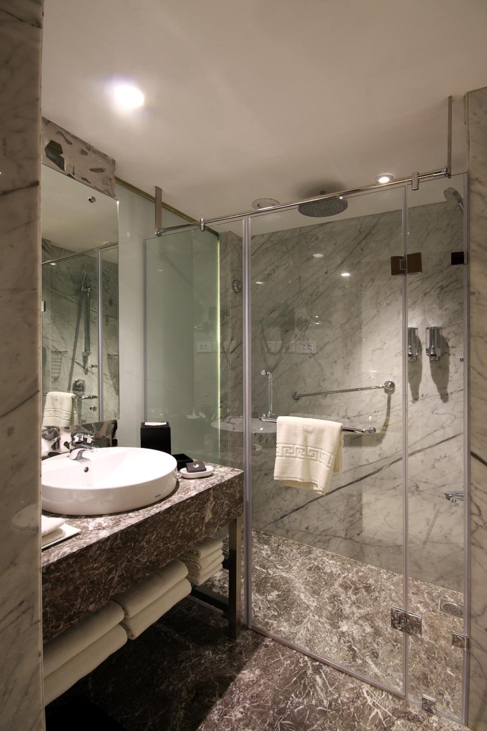 Deluxe Double or Twin Room - Photo 5