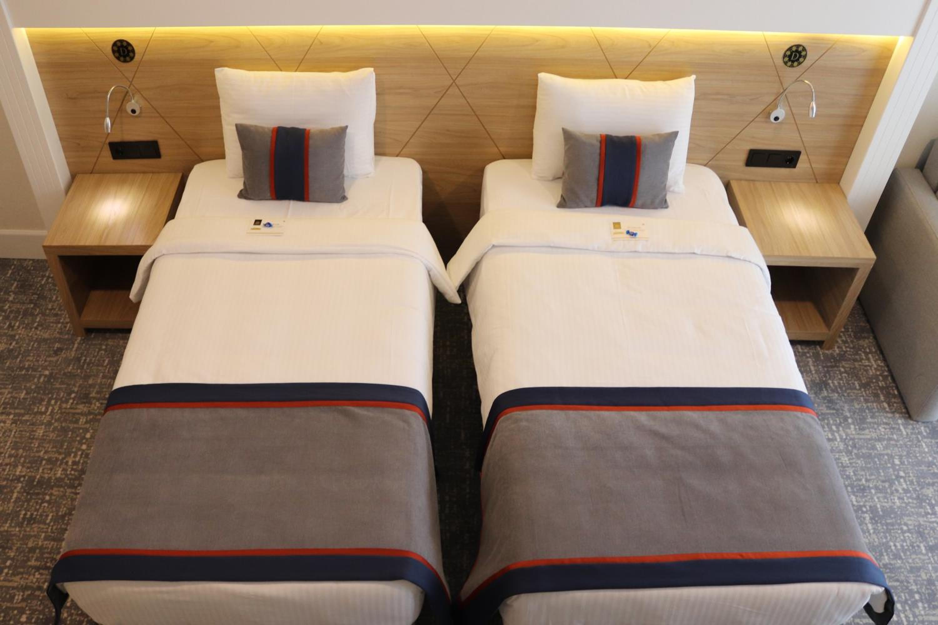 Double or Twin Room with City View photo 2