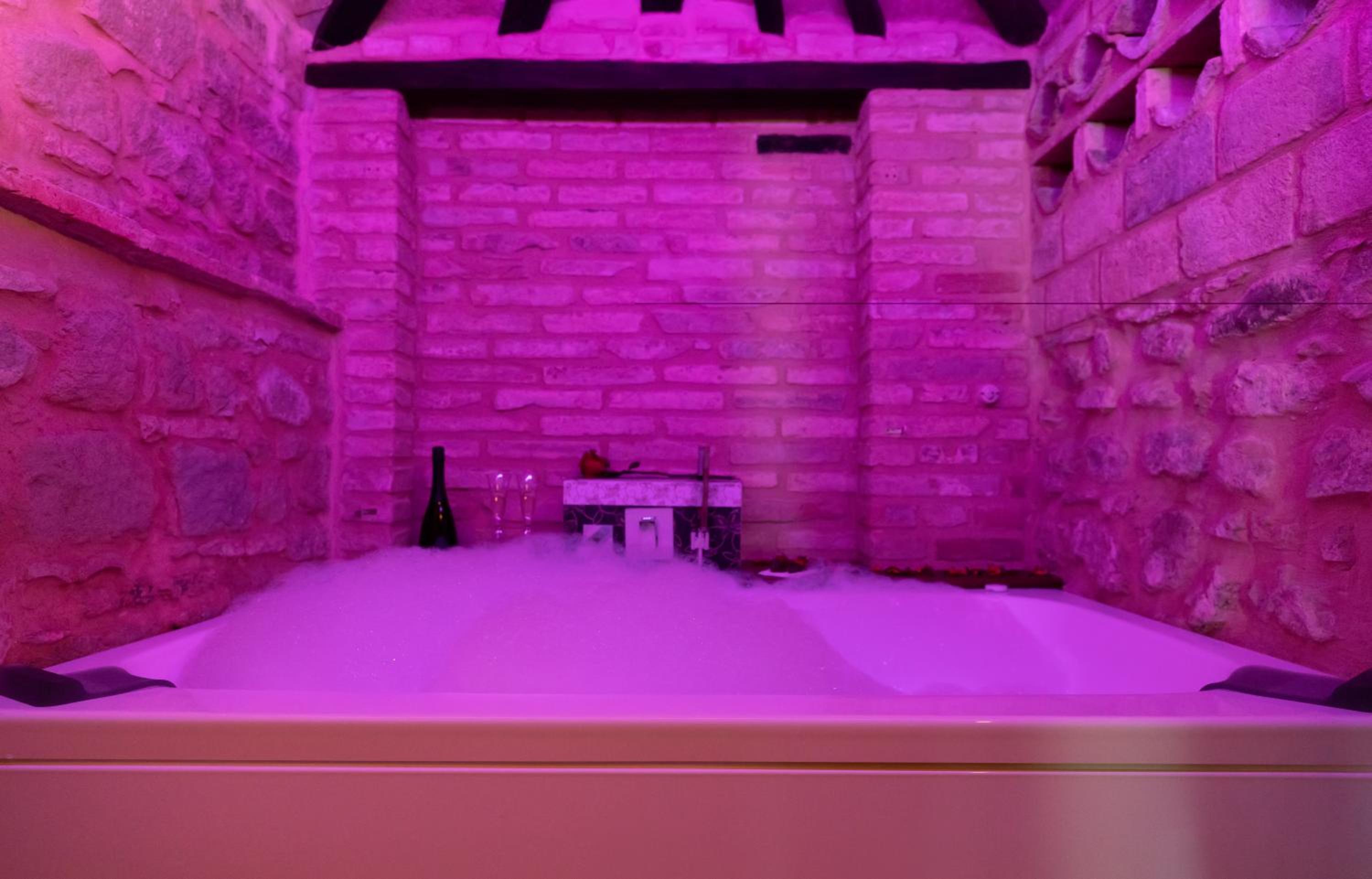 King Room with Spa Bath - Photo 6