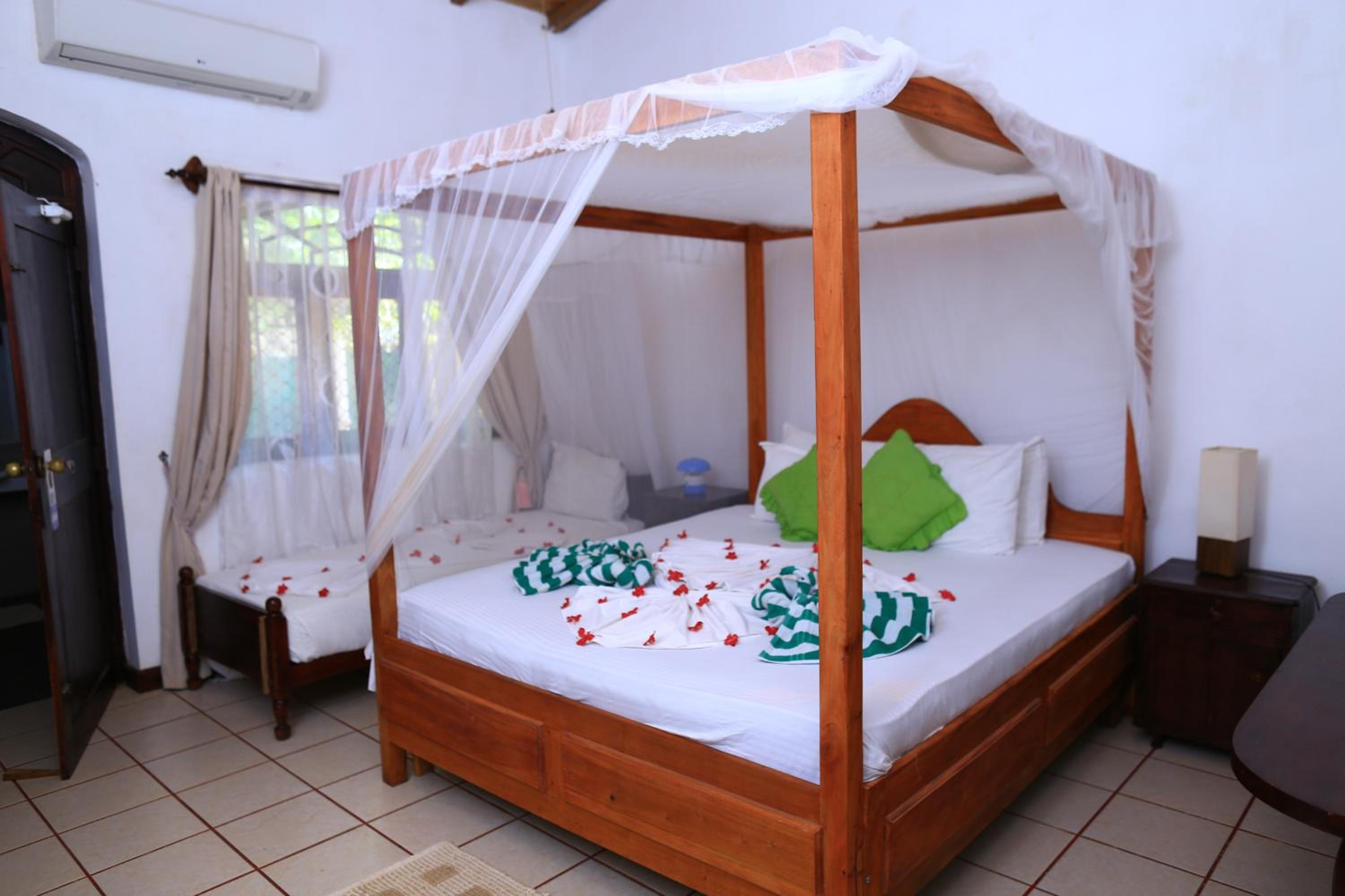 Deluxe Double Room (2 Adults + 1 Child) photo 2