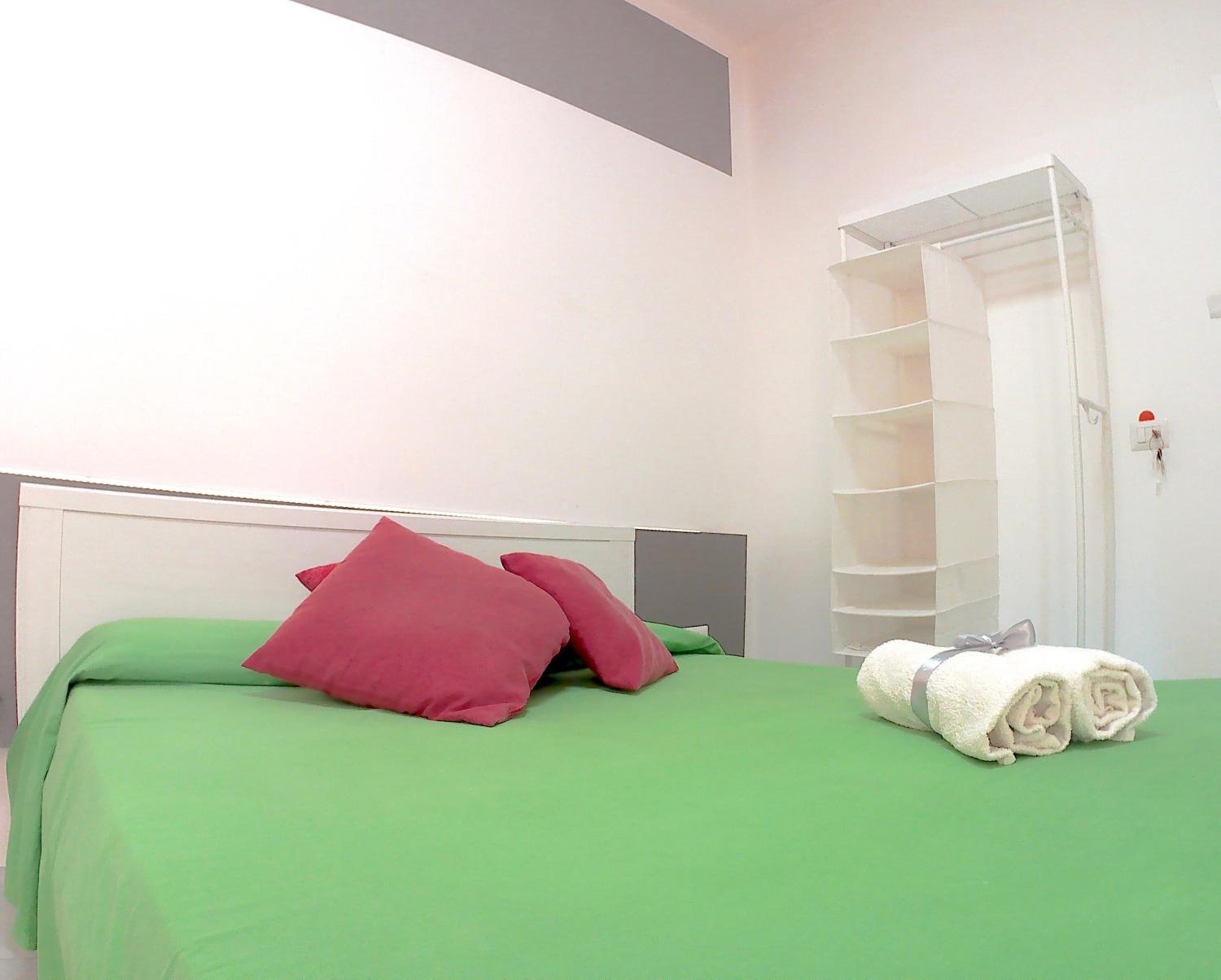 Double Room with Private Bathroom - Photo 77