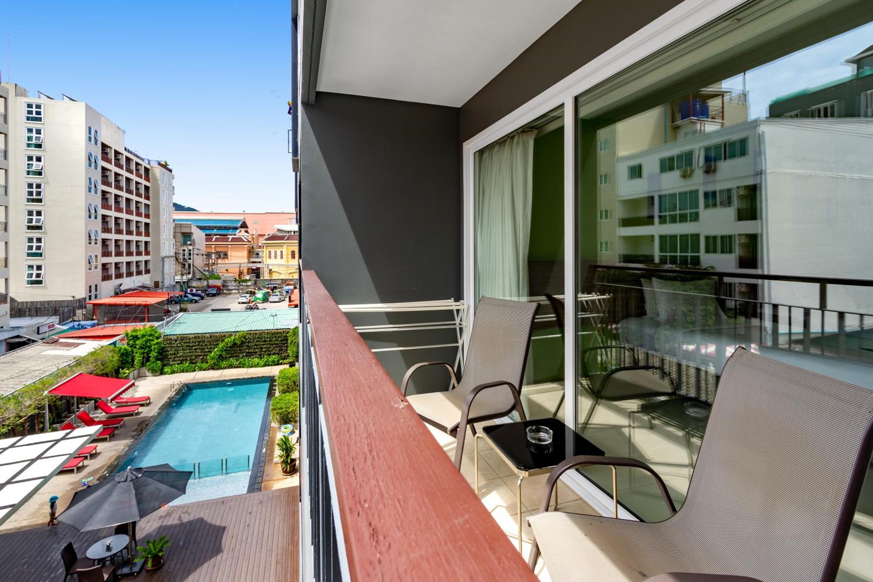 Glow Pent Suite With Balcony