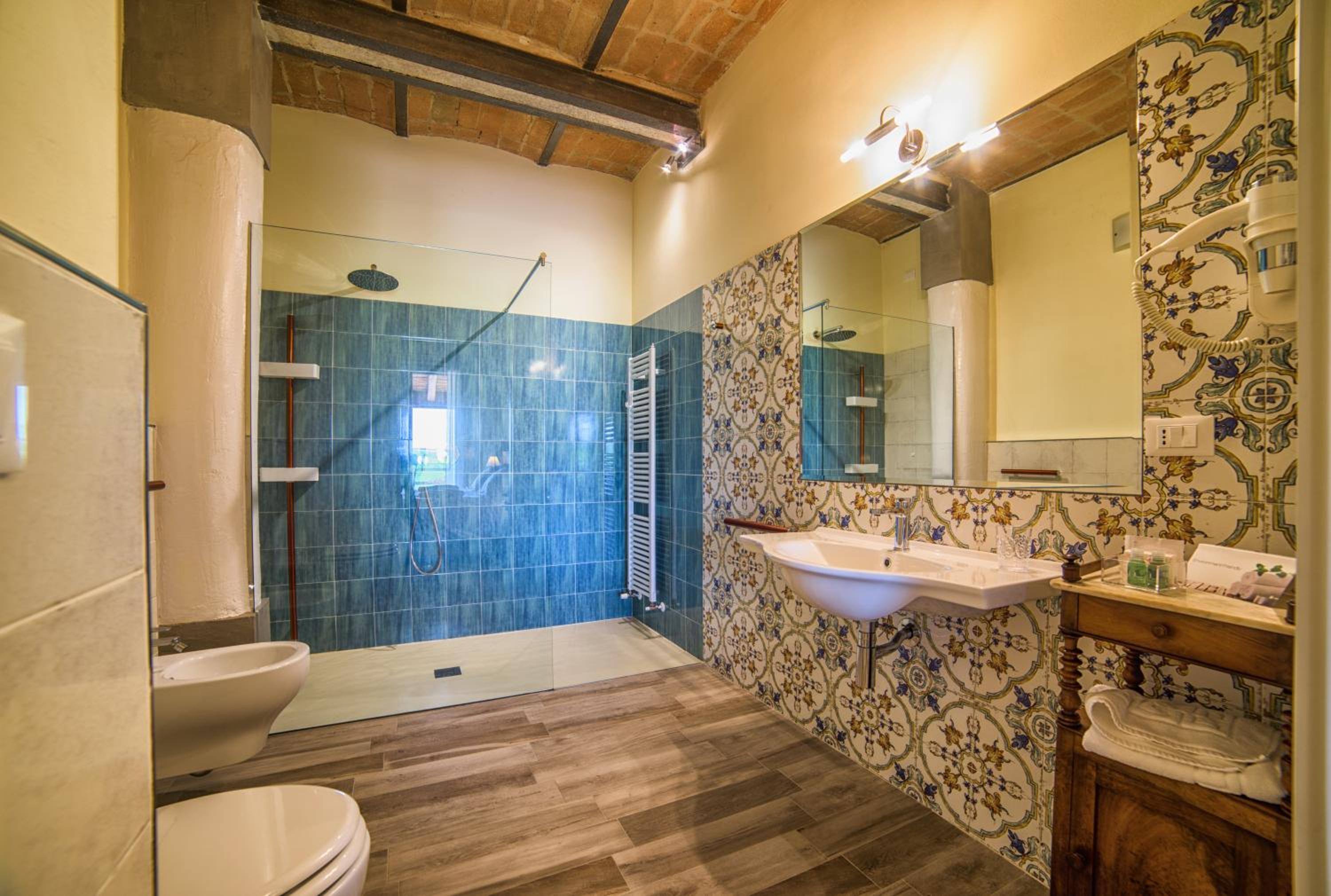 Double or Twin Room with Private Bathroom - Photo 3