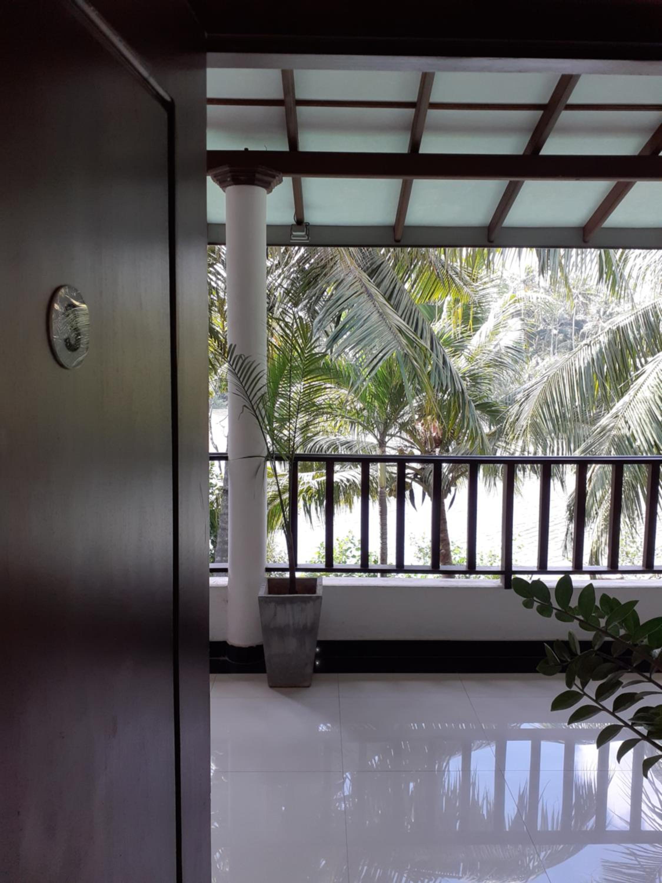Family Room with River View photo 3