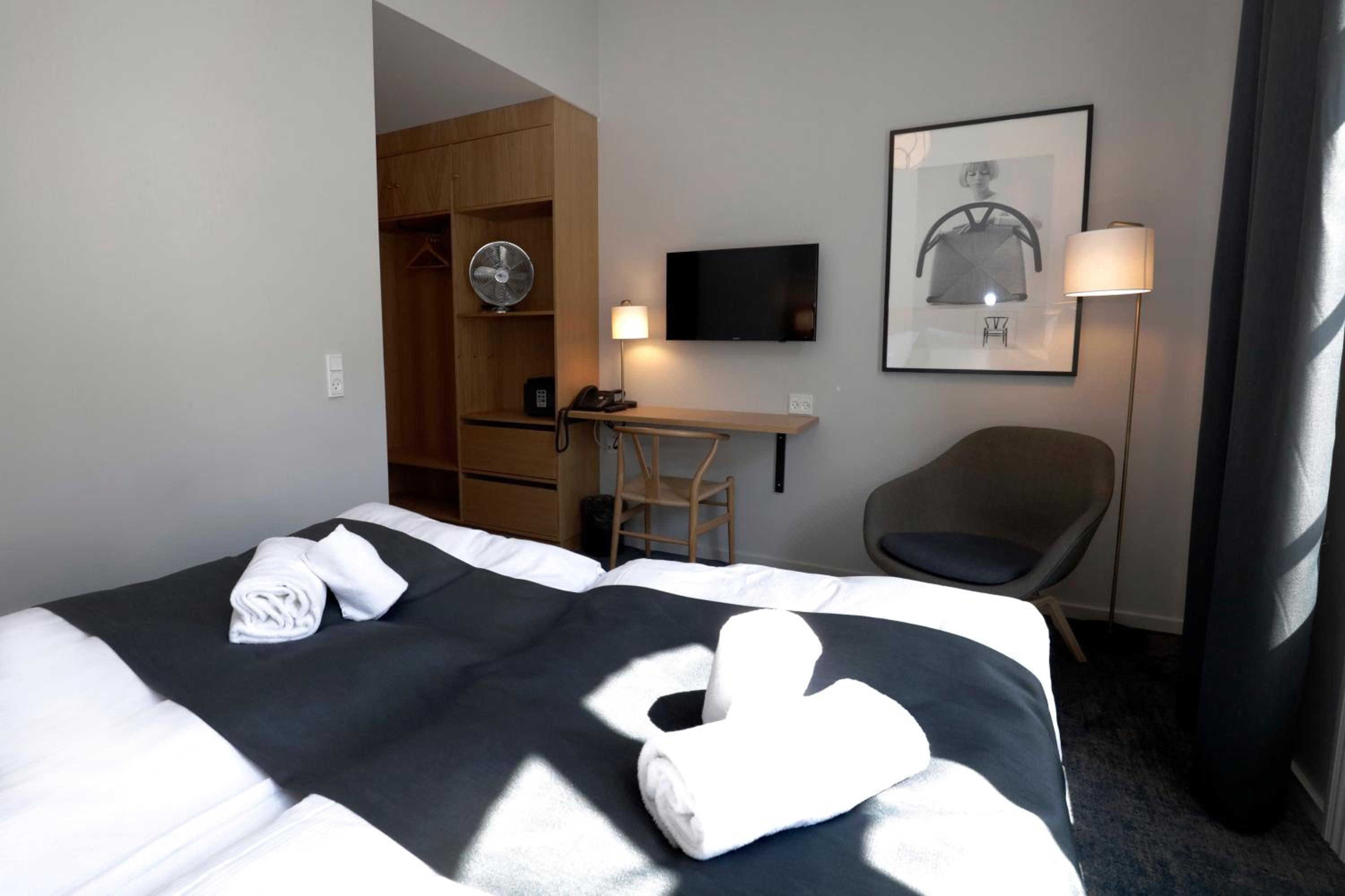 Standard Double or Twin Room thumbnail 5