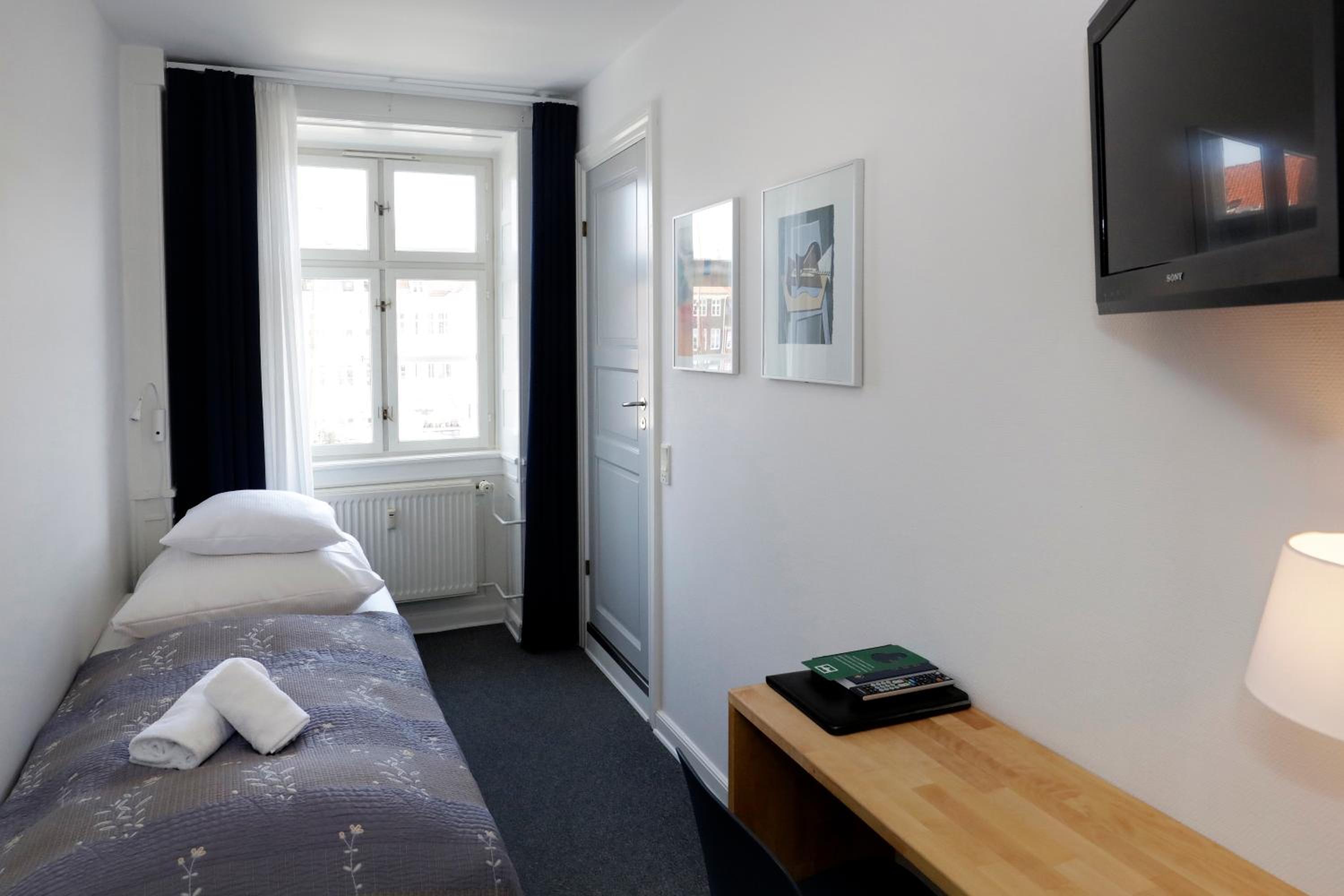 Standard Single Room thumbnail 6