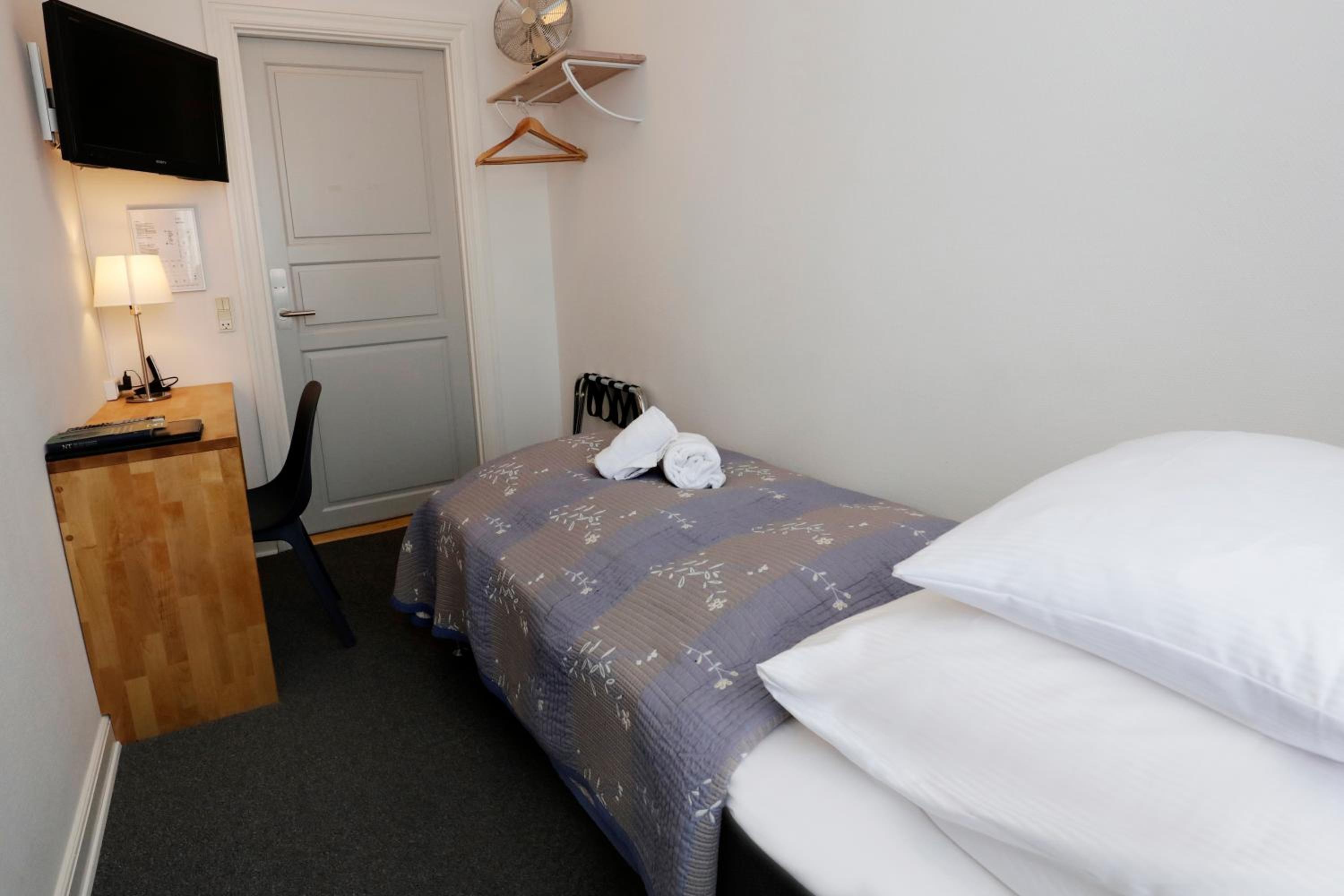 Standard Single Room thumbnail 5