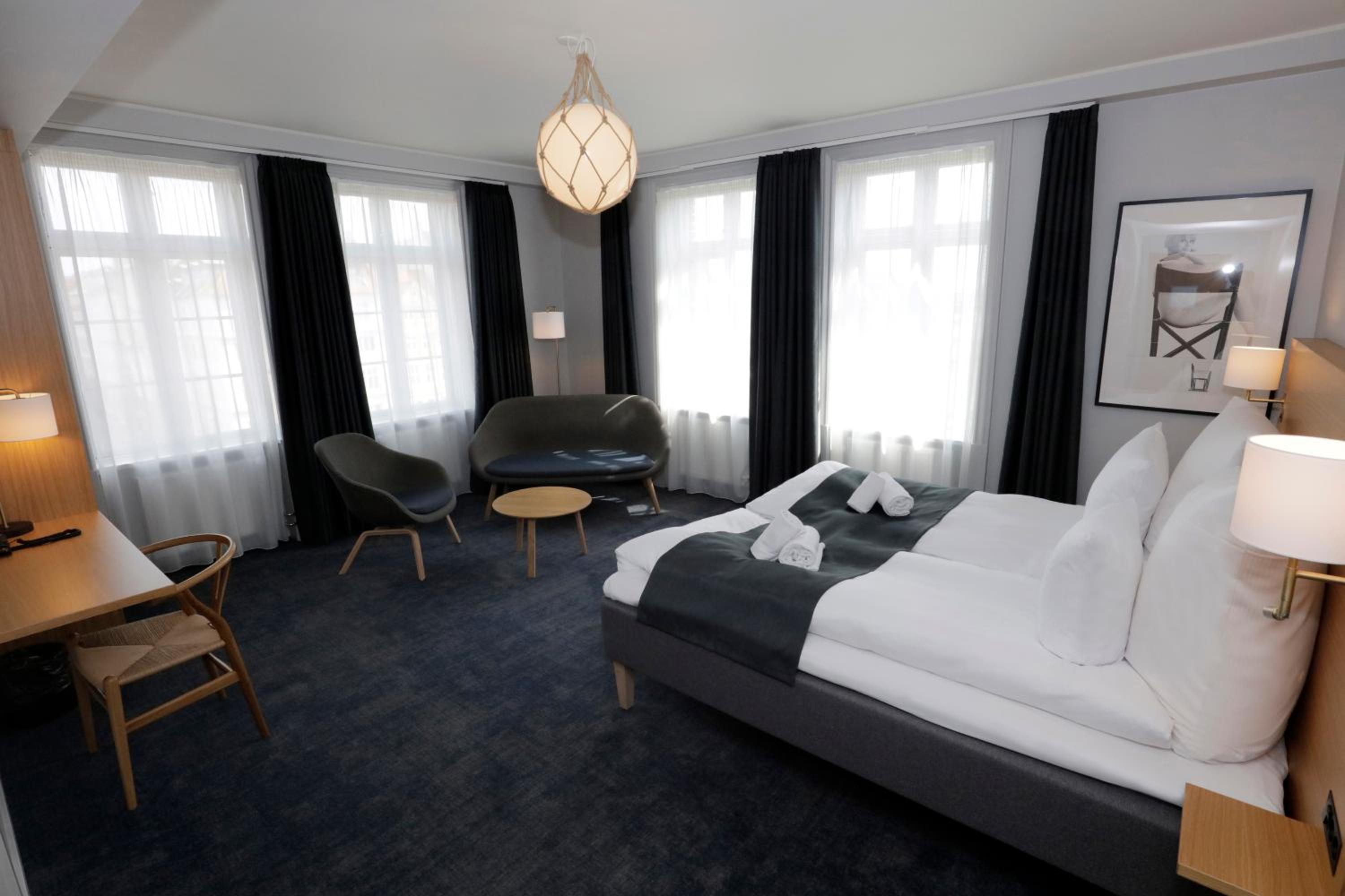 Superior Deluxe Double Room thumbnail 5