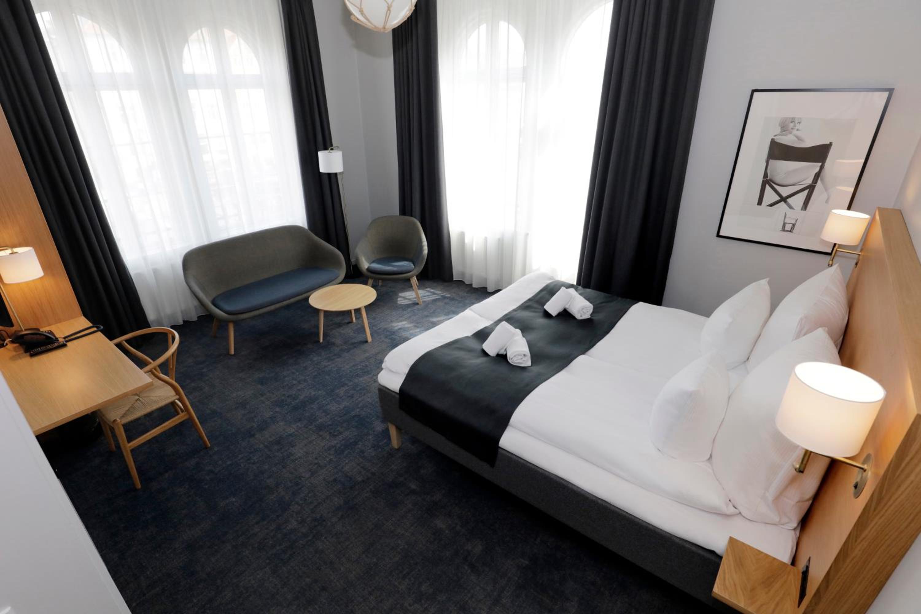 Superior Deluxe Double Room thumbnail 6