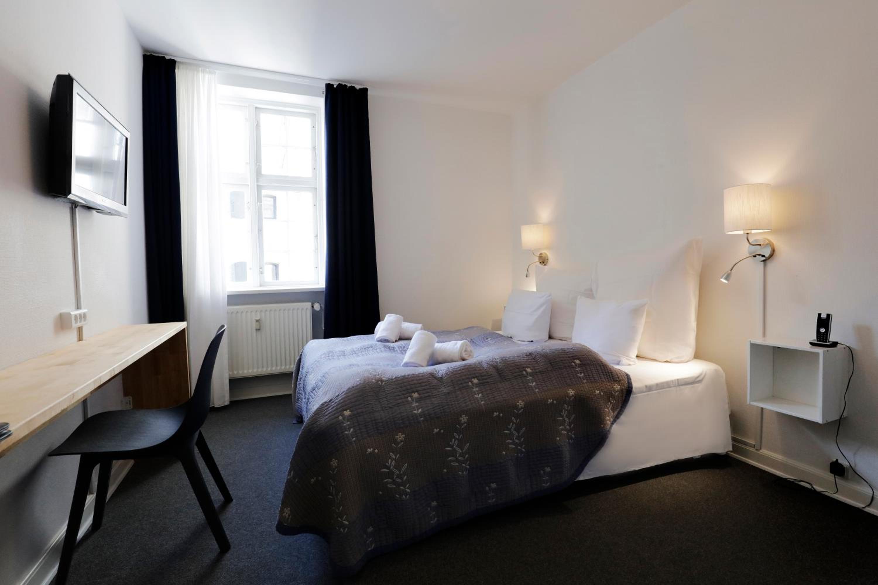 Economy Double or Twin Room thumbnail 5