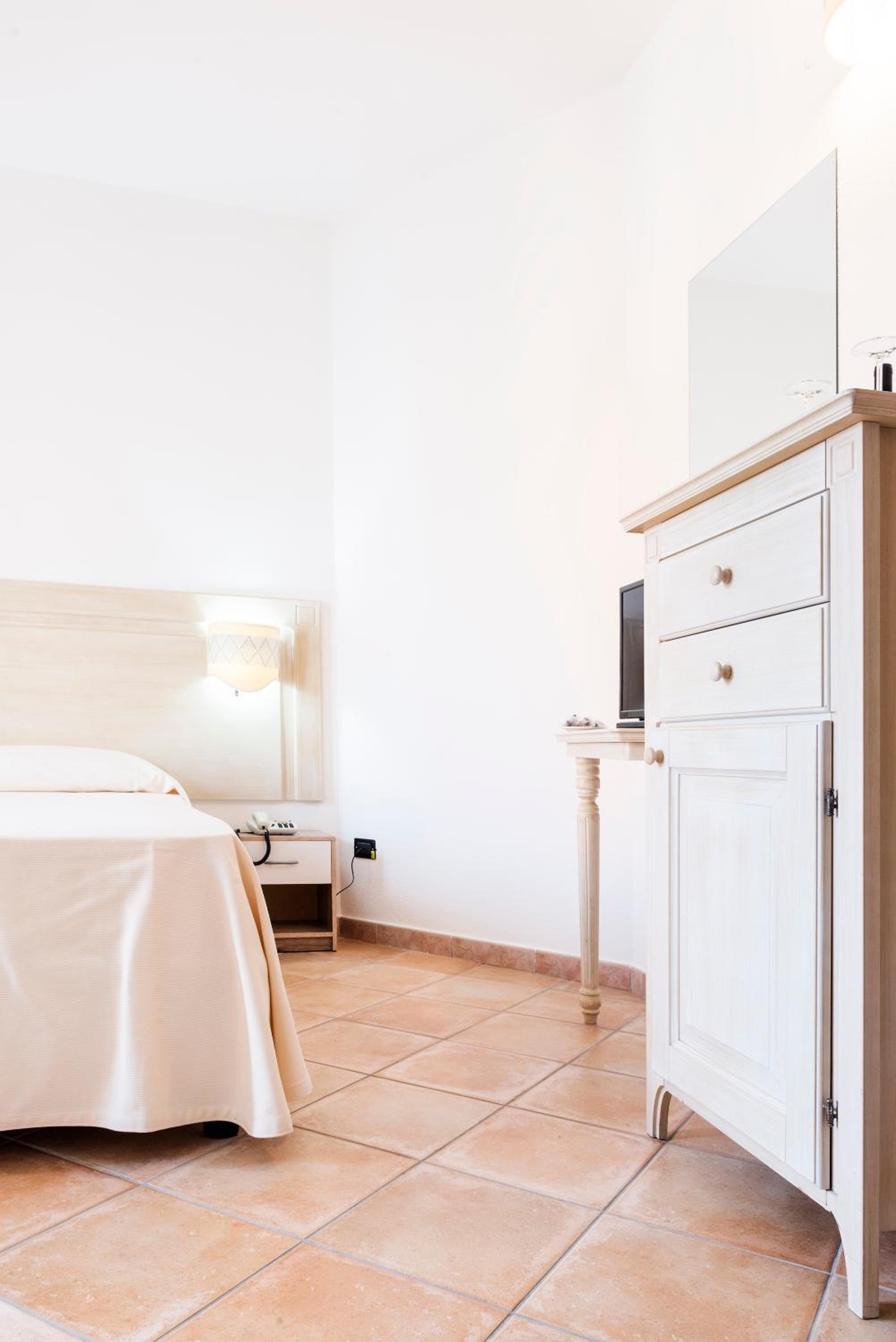 Standard Double Room - Photo 8