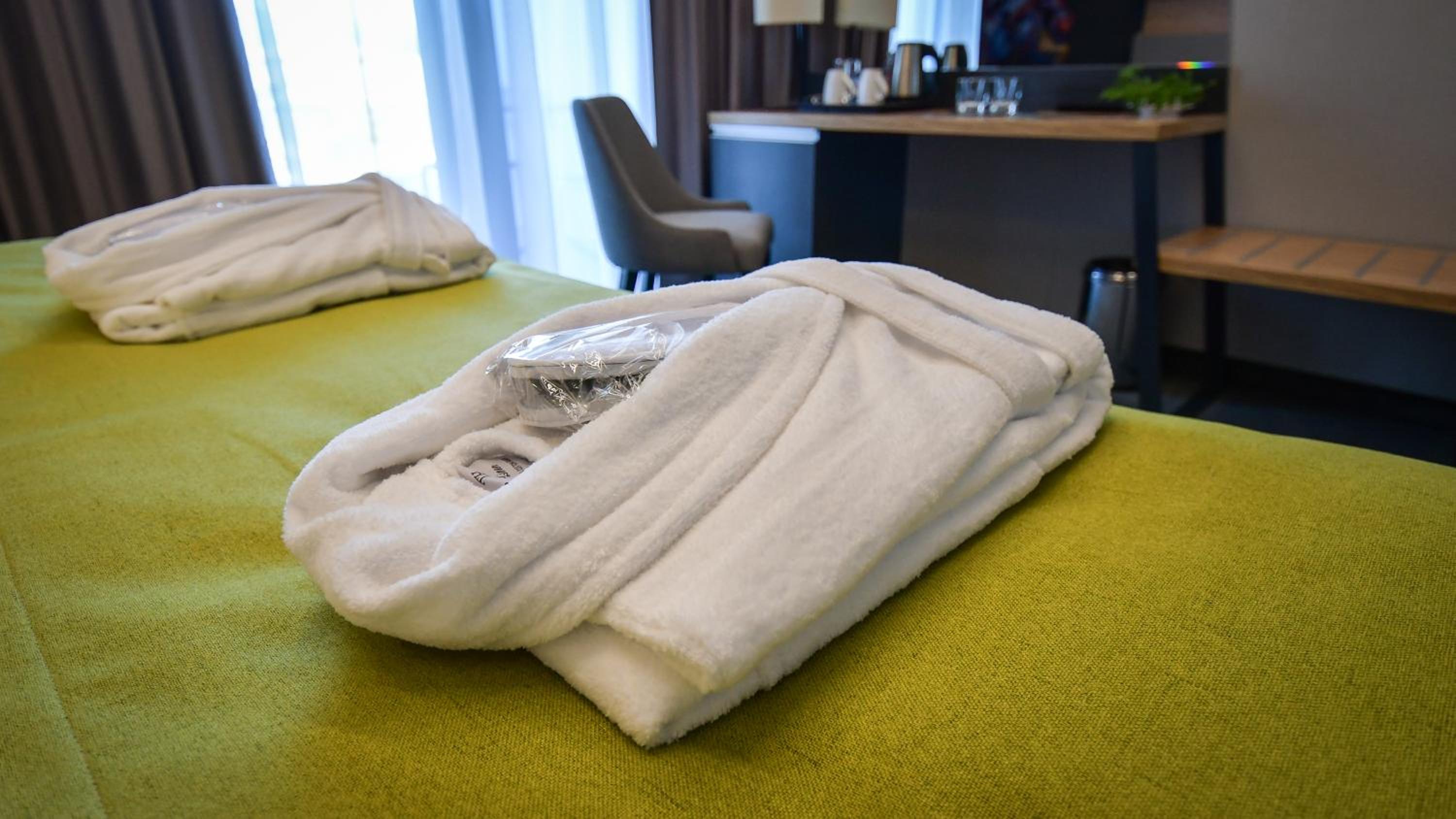 Deluxe Double Room with Balcony and Side Sea View - Photo 4