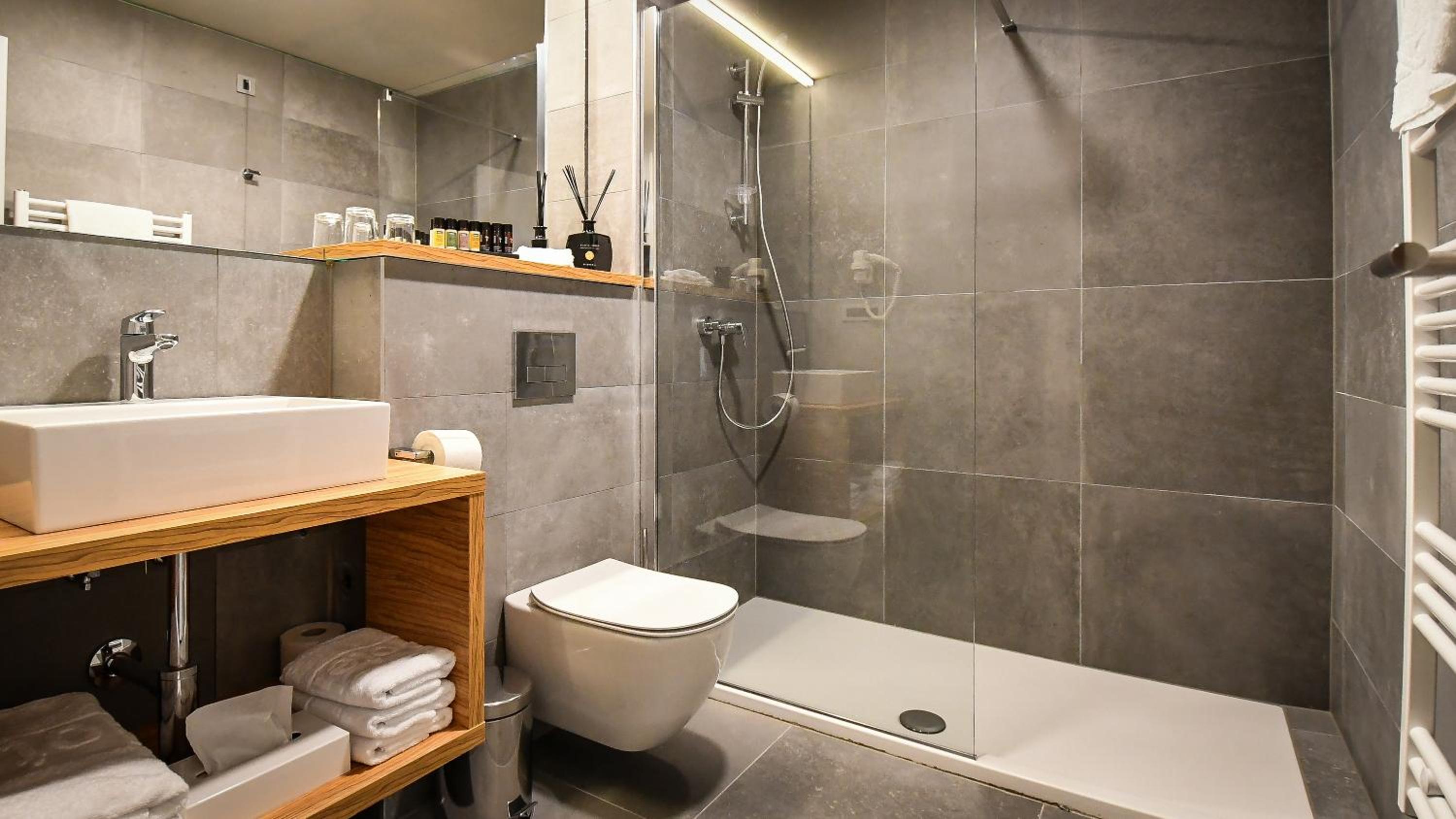 Deluxe Double Room with Balcony and  Mountain View - Photo 4