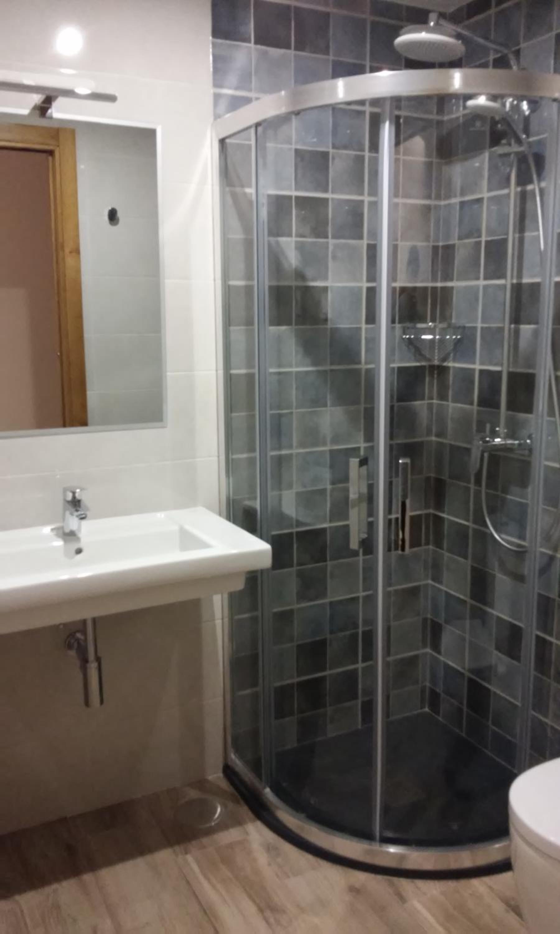Double Room with Private Bathroom - Photo 4