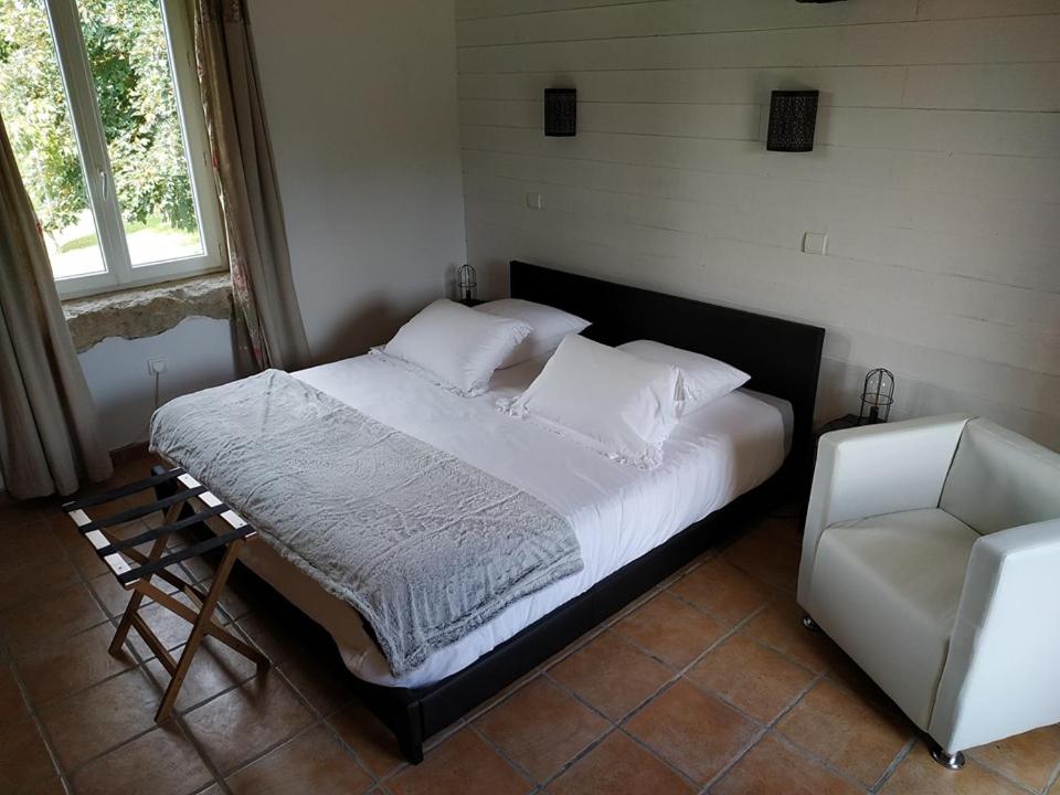 King Room with Balcony - Photo 16