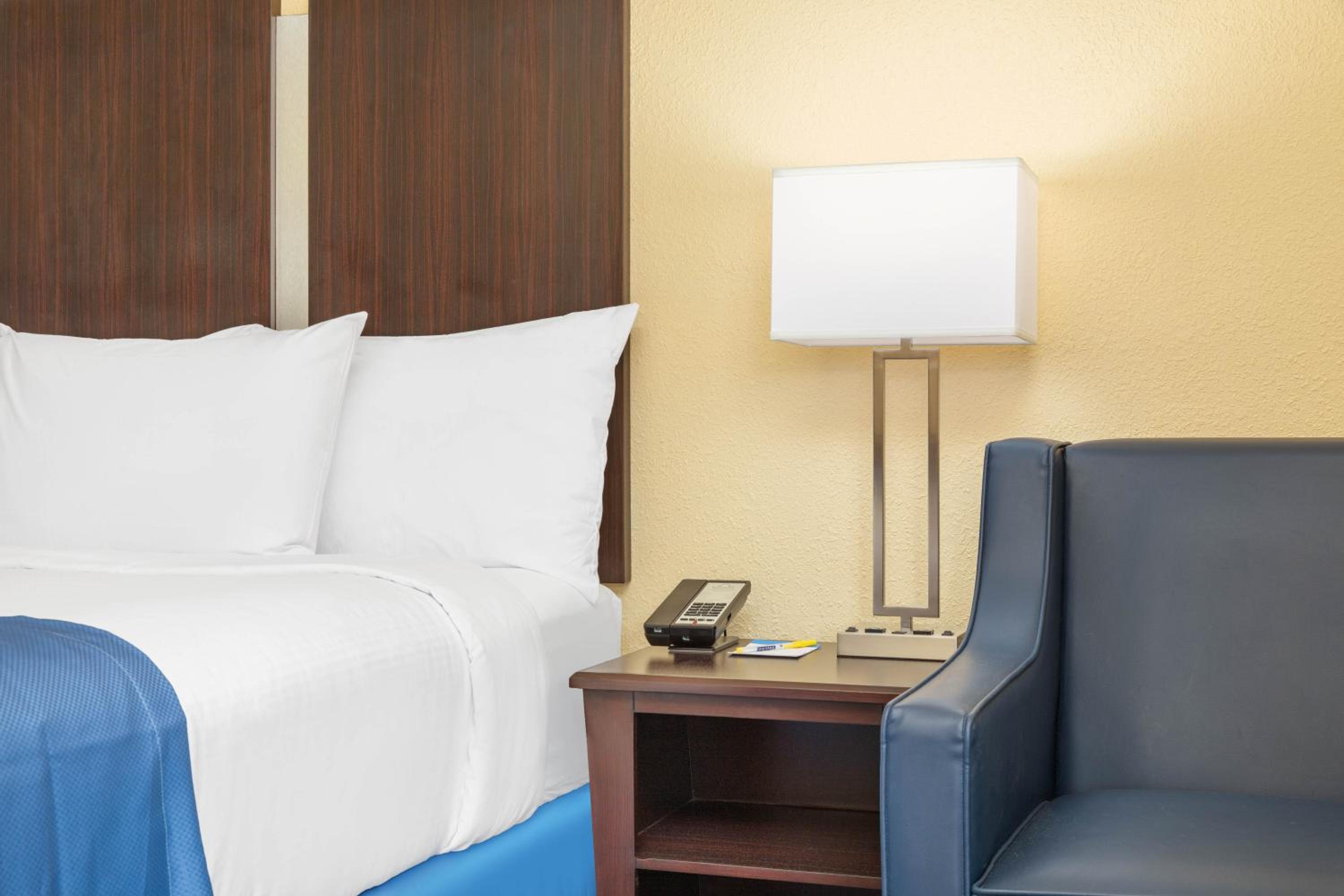 King Room - Non-Smoking - Photo 1