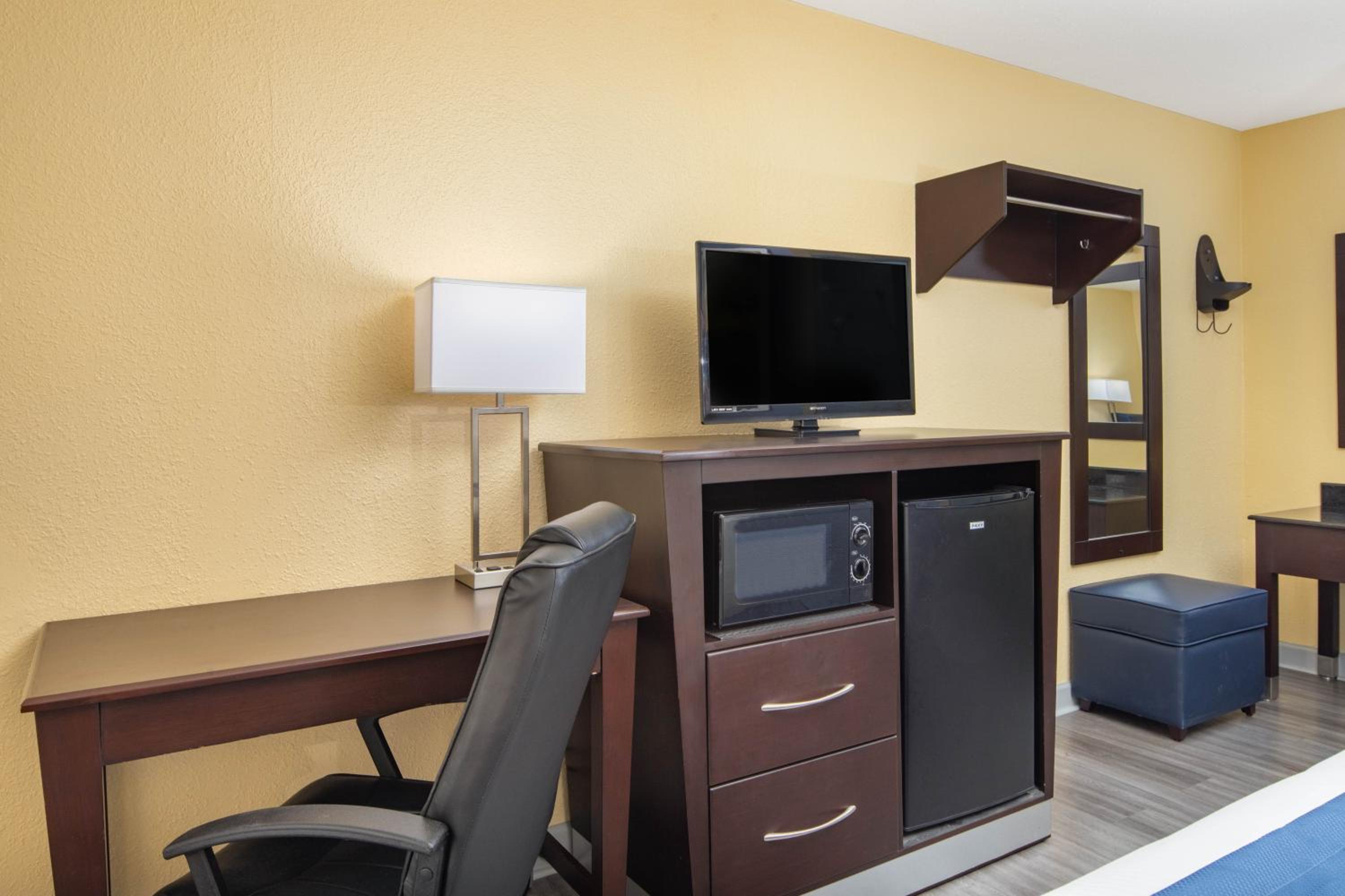 King Room - Non-Smoking - Photo 3