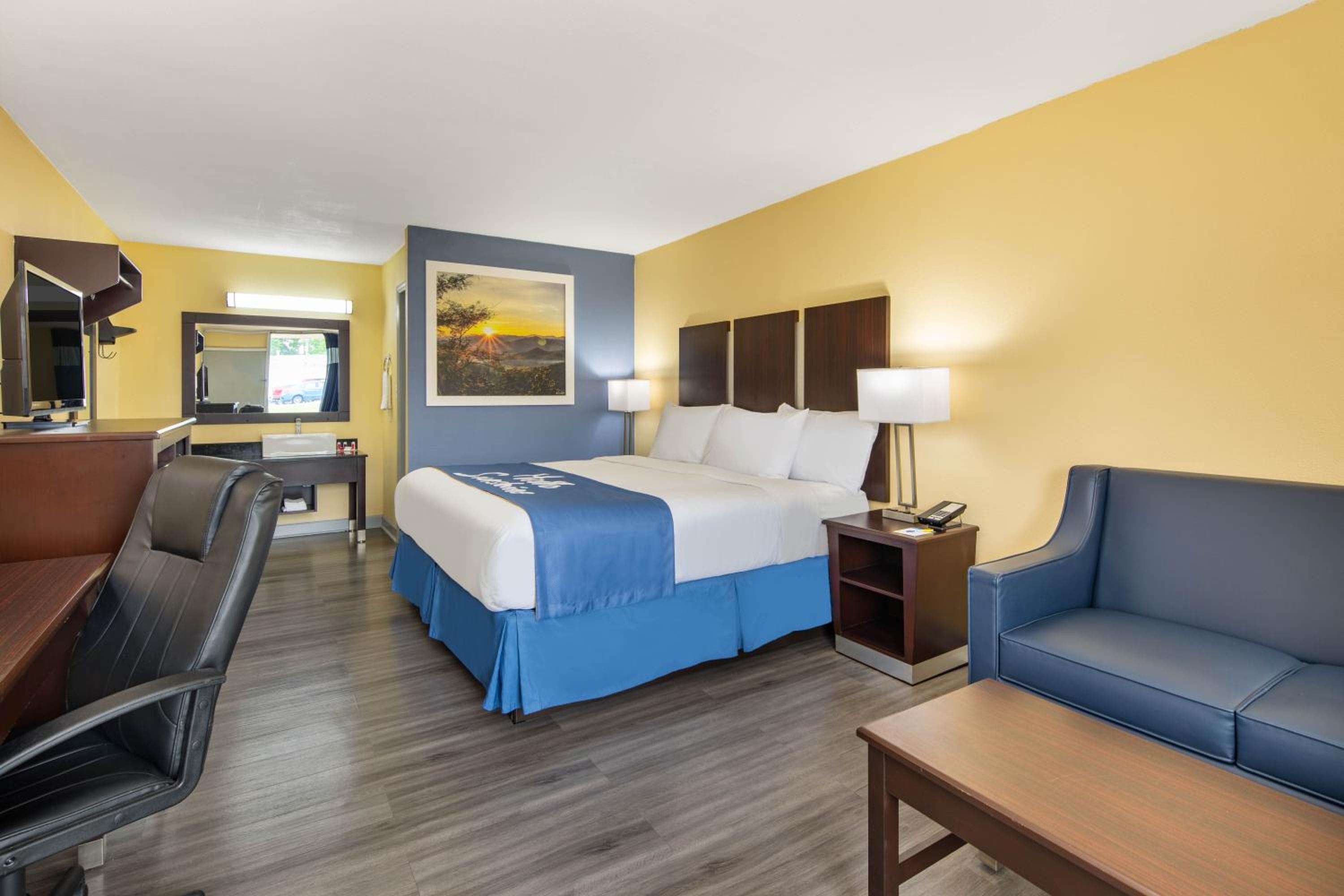 Deluxe King Room - Non-Smoking - Photo 3