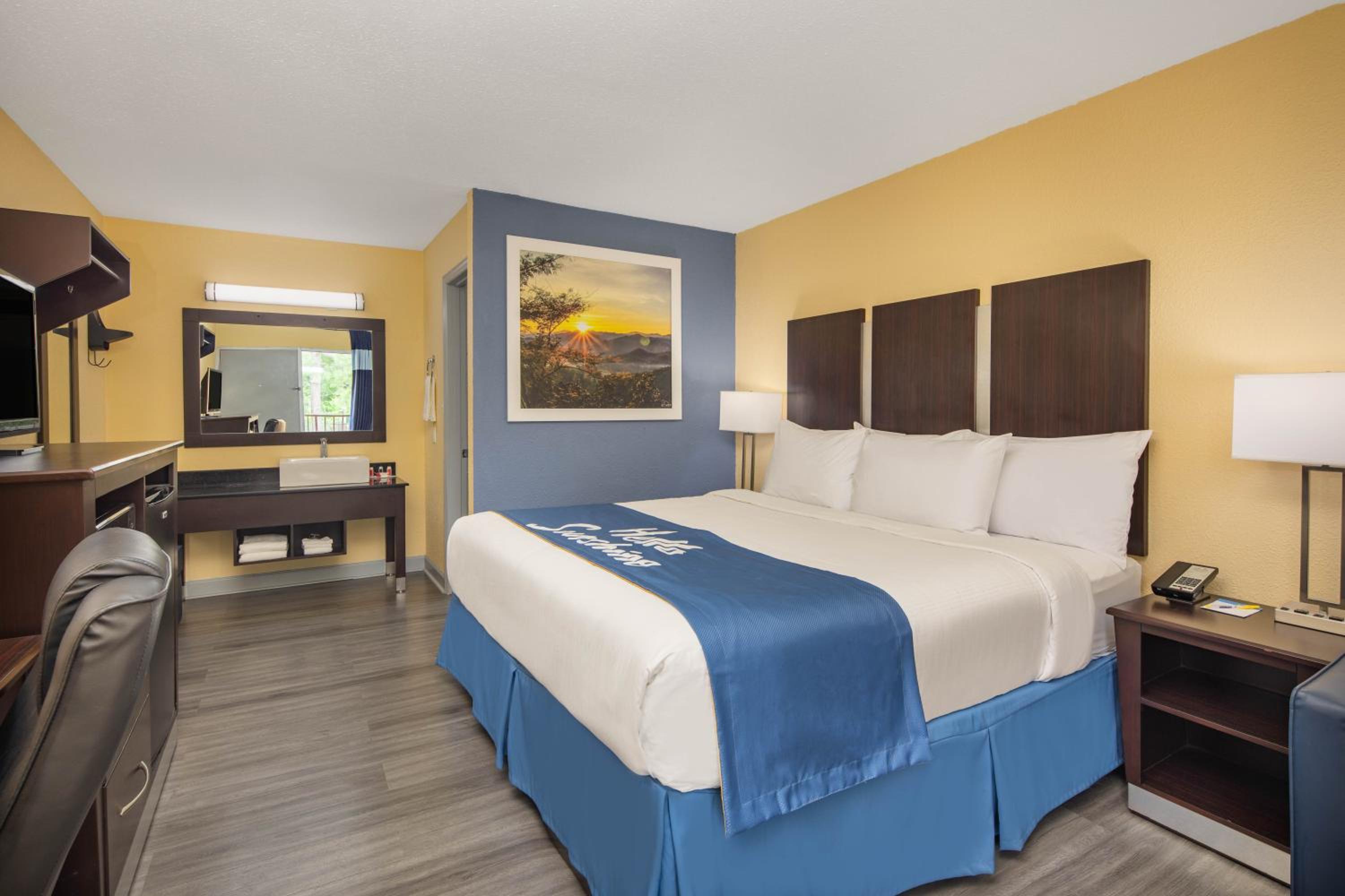 King Room - Non-Smoking - Photo 4