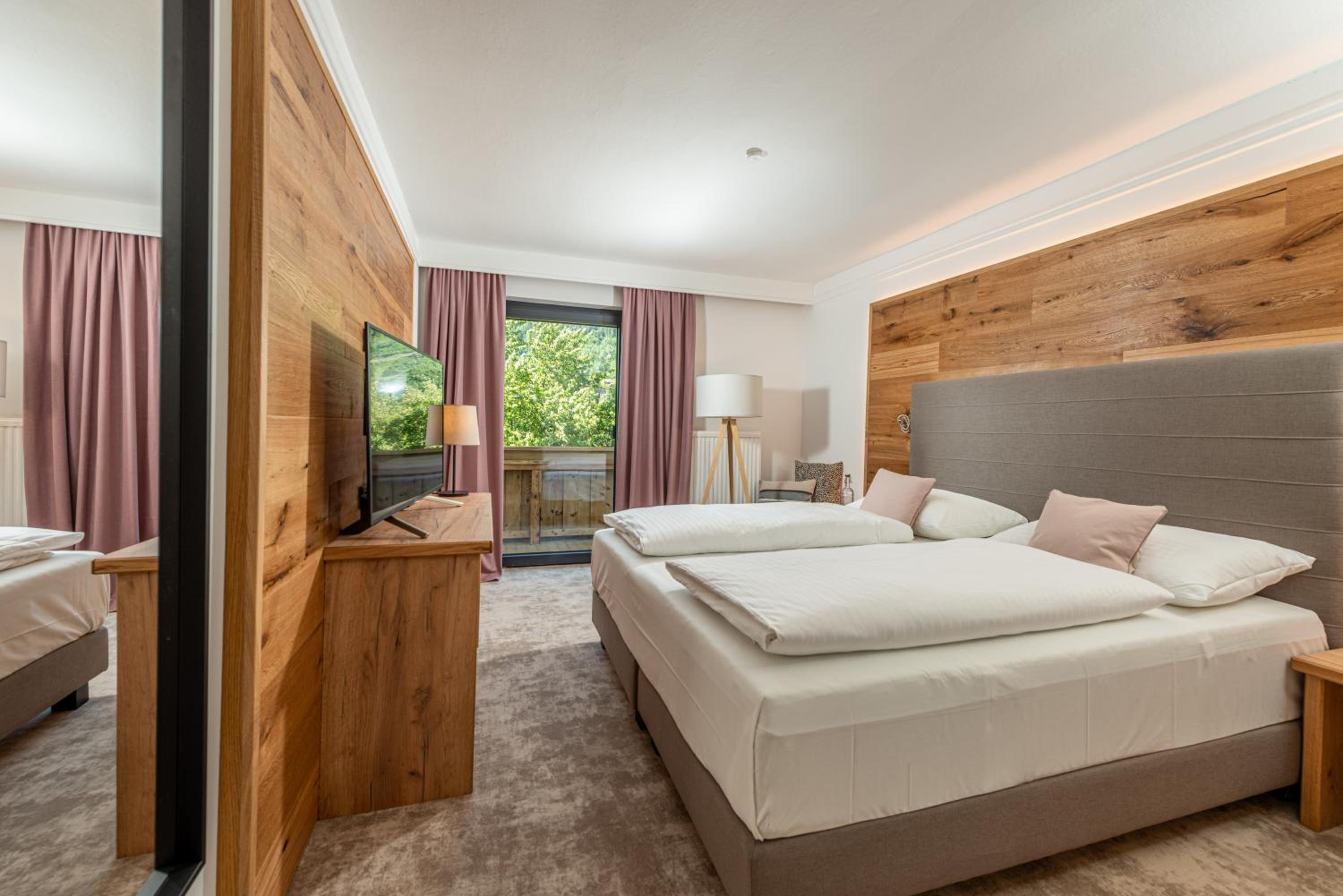 Comfort Double Room with Balcony and Garden View - Photo 1