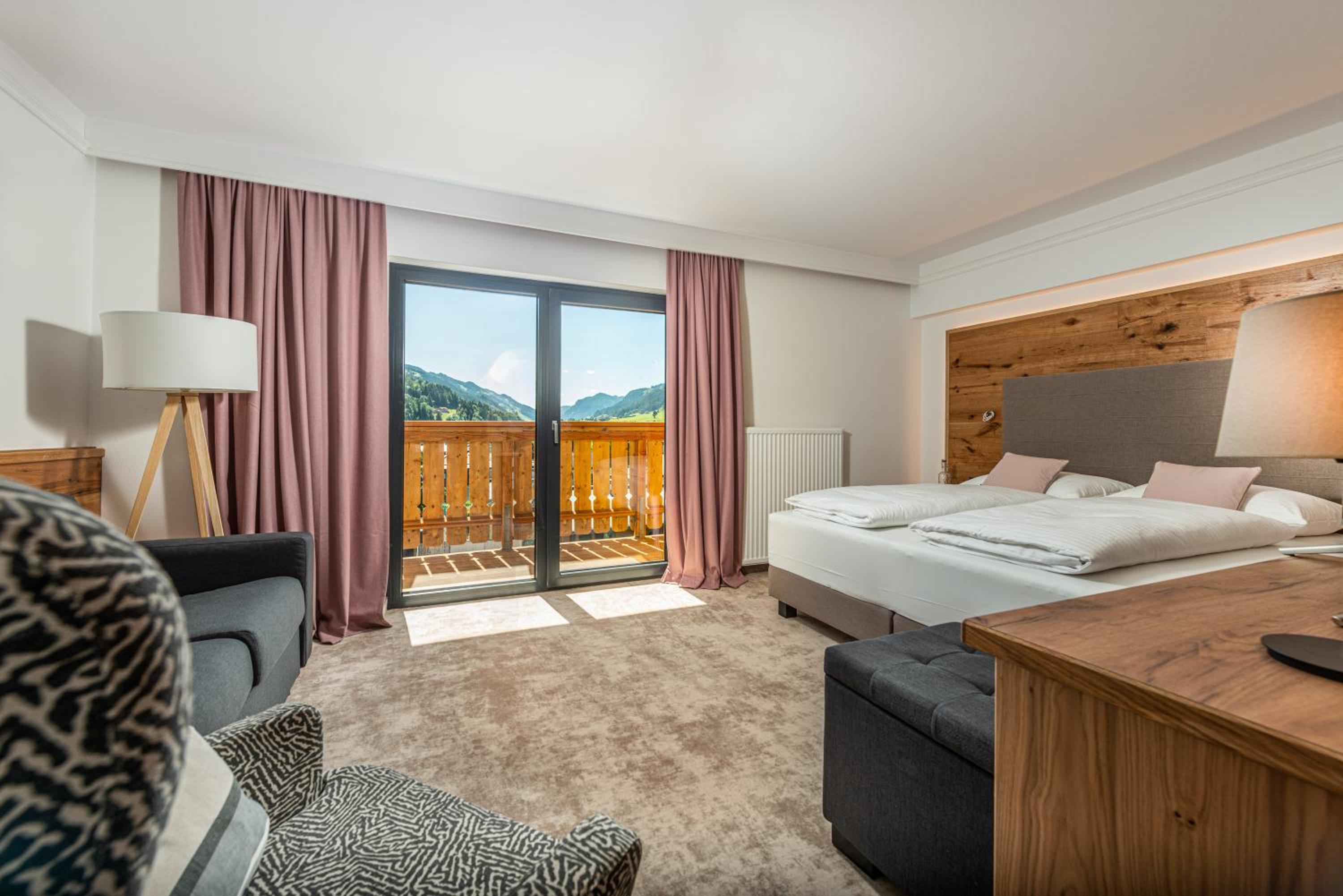 Superior Double Room with Balcony and City View - Photo 8