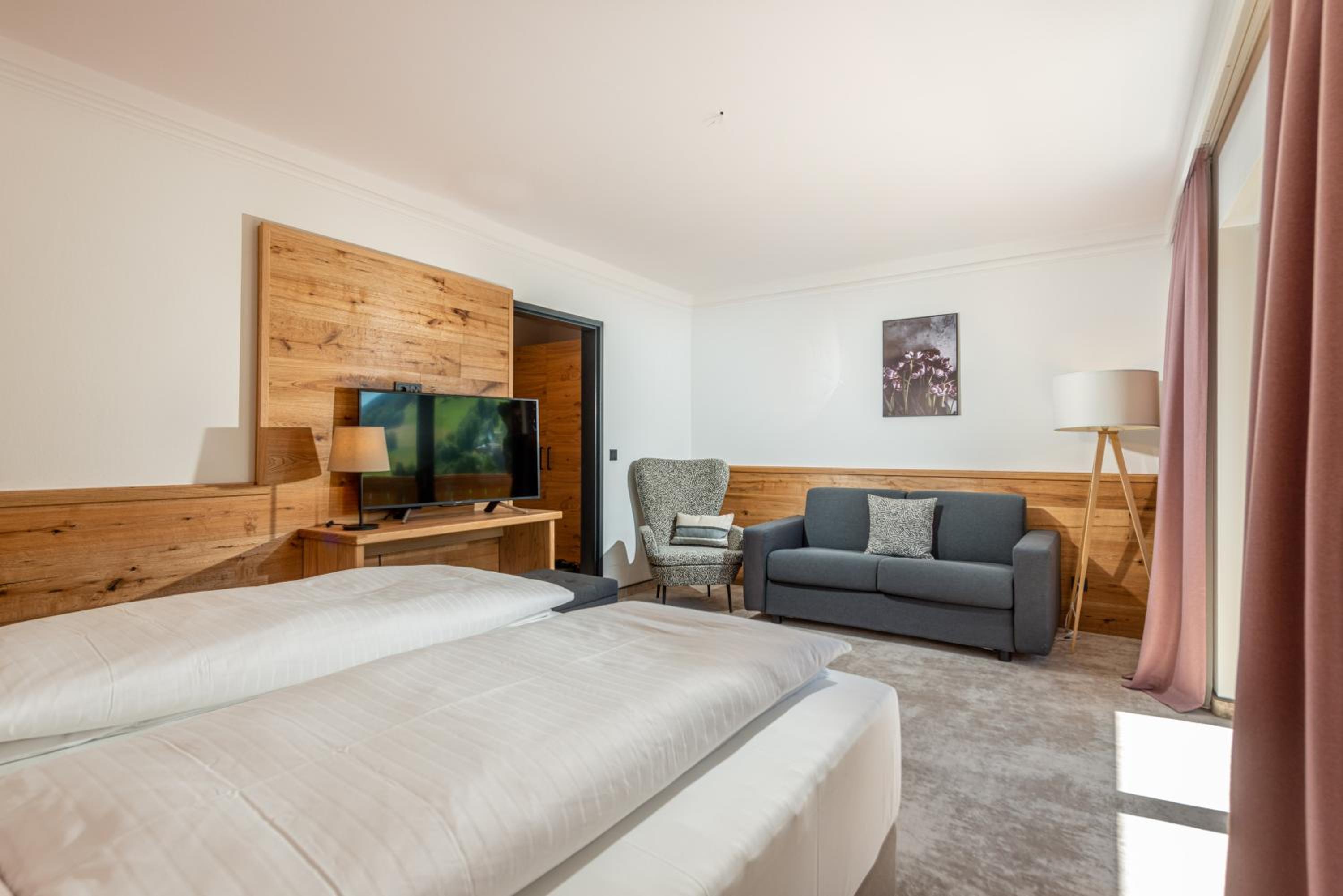 Superior Double Room with Balcony and City View - Photo 2