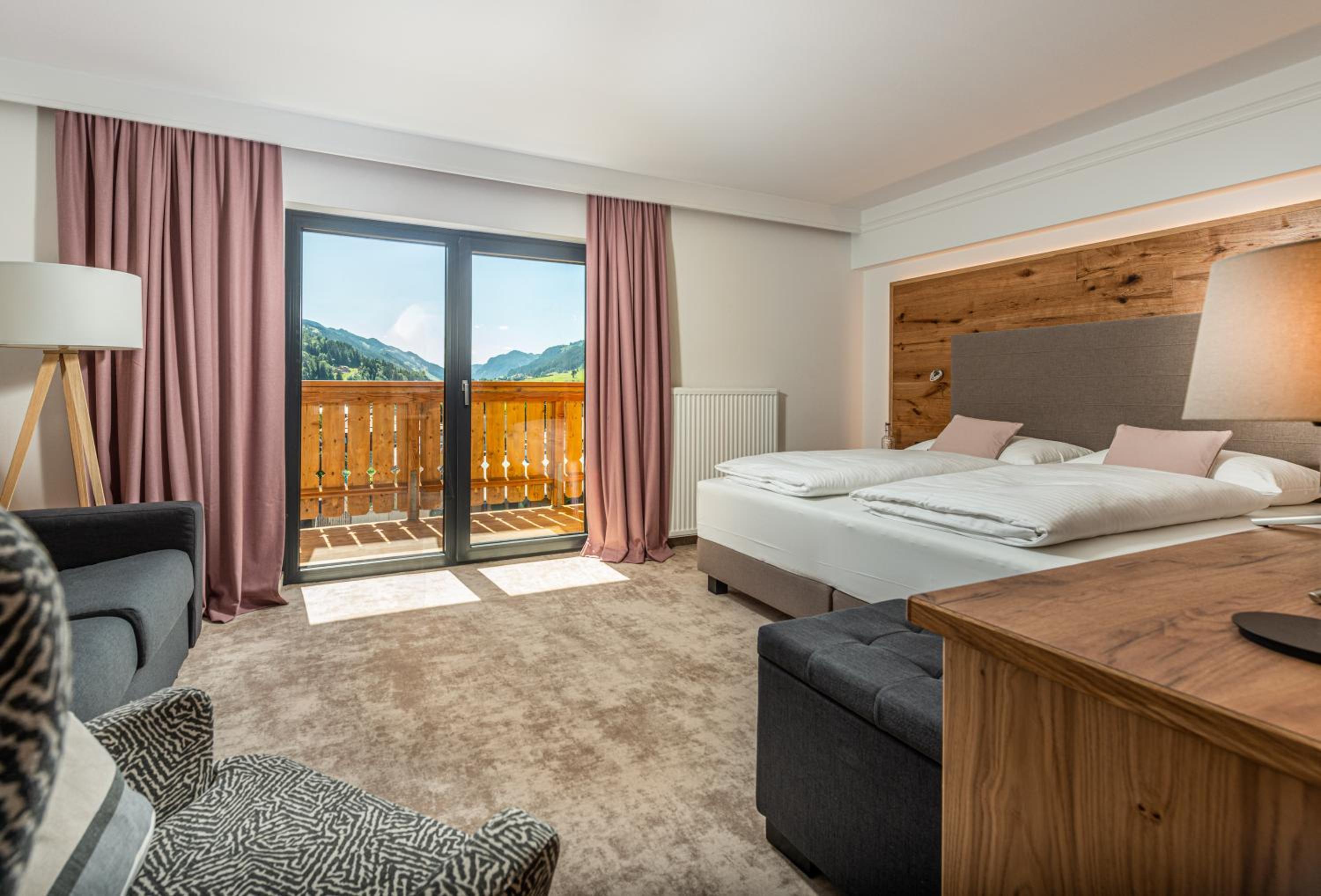 Superior Double Room with Balcony and City View - Photo 10