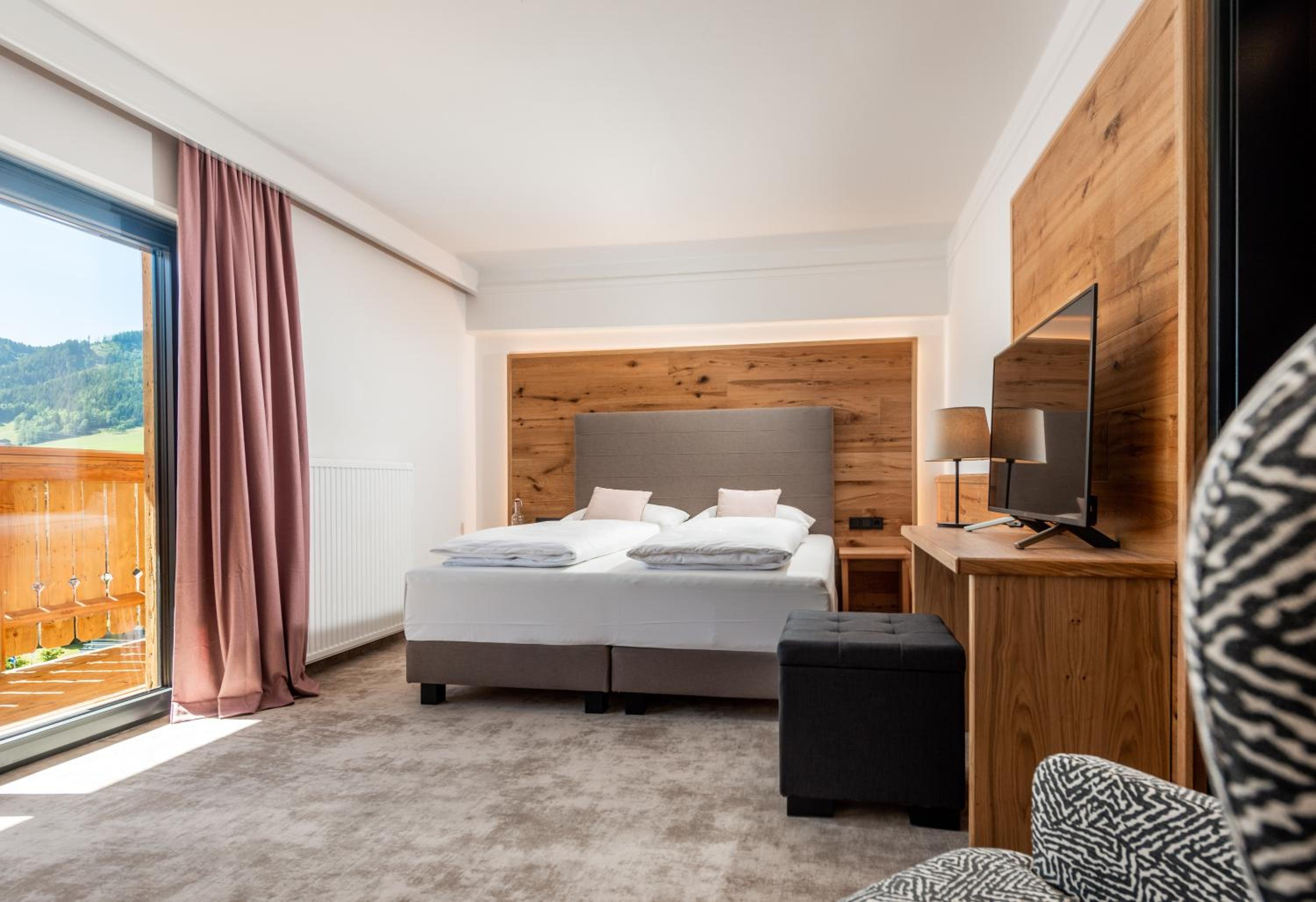 Superior Double Room with Balcony and City View - Photo 3