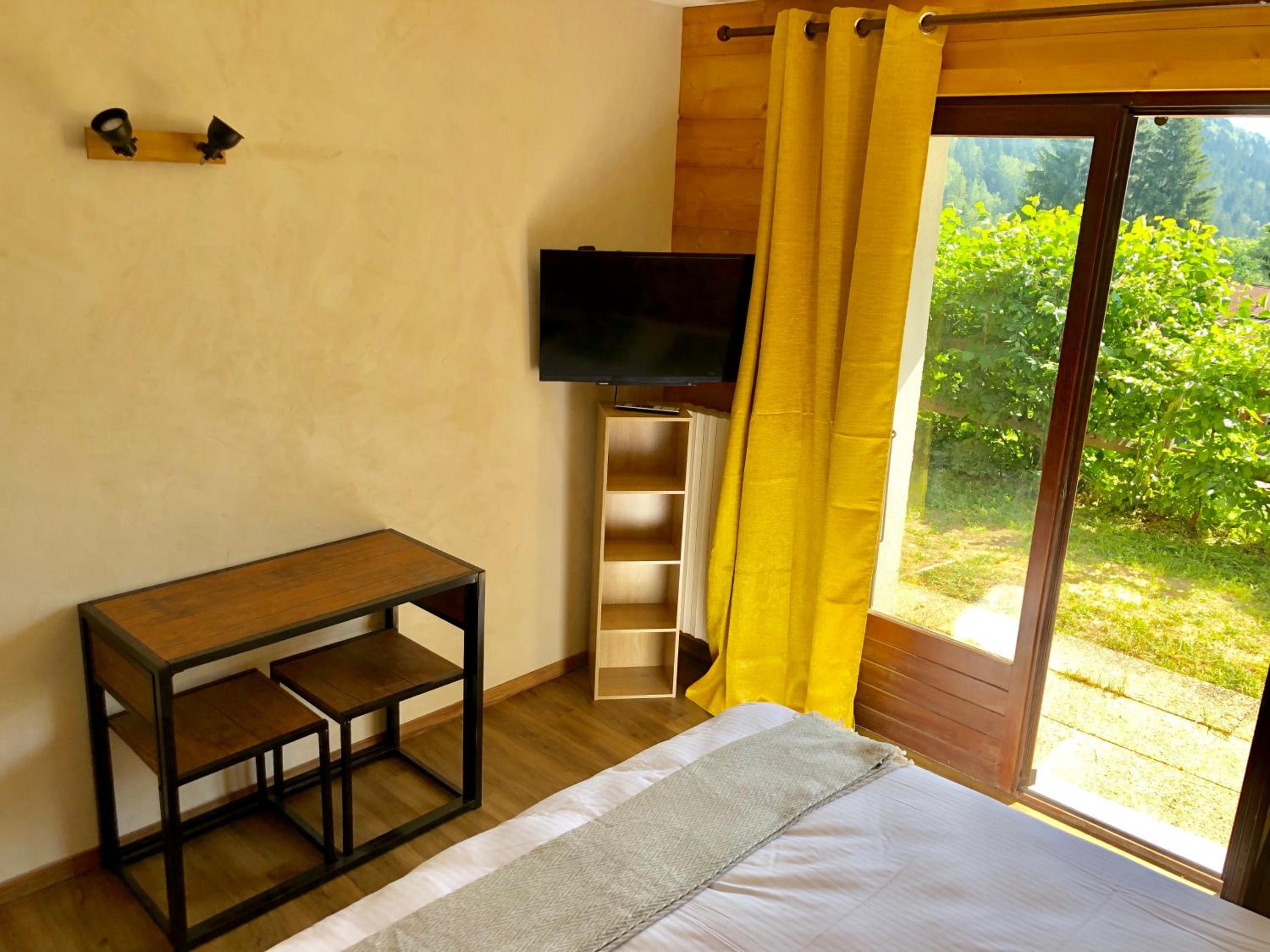 One-Bedroom Apartment - Photo 2