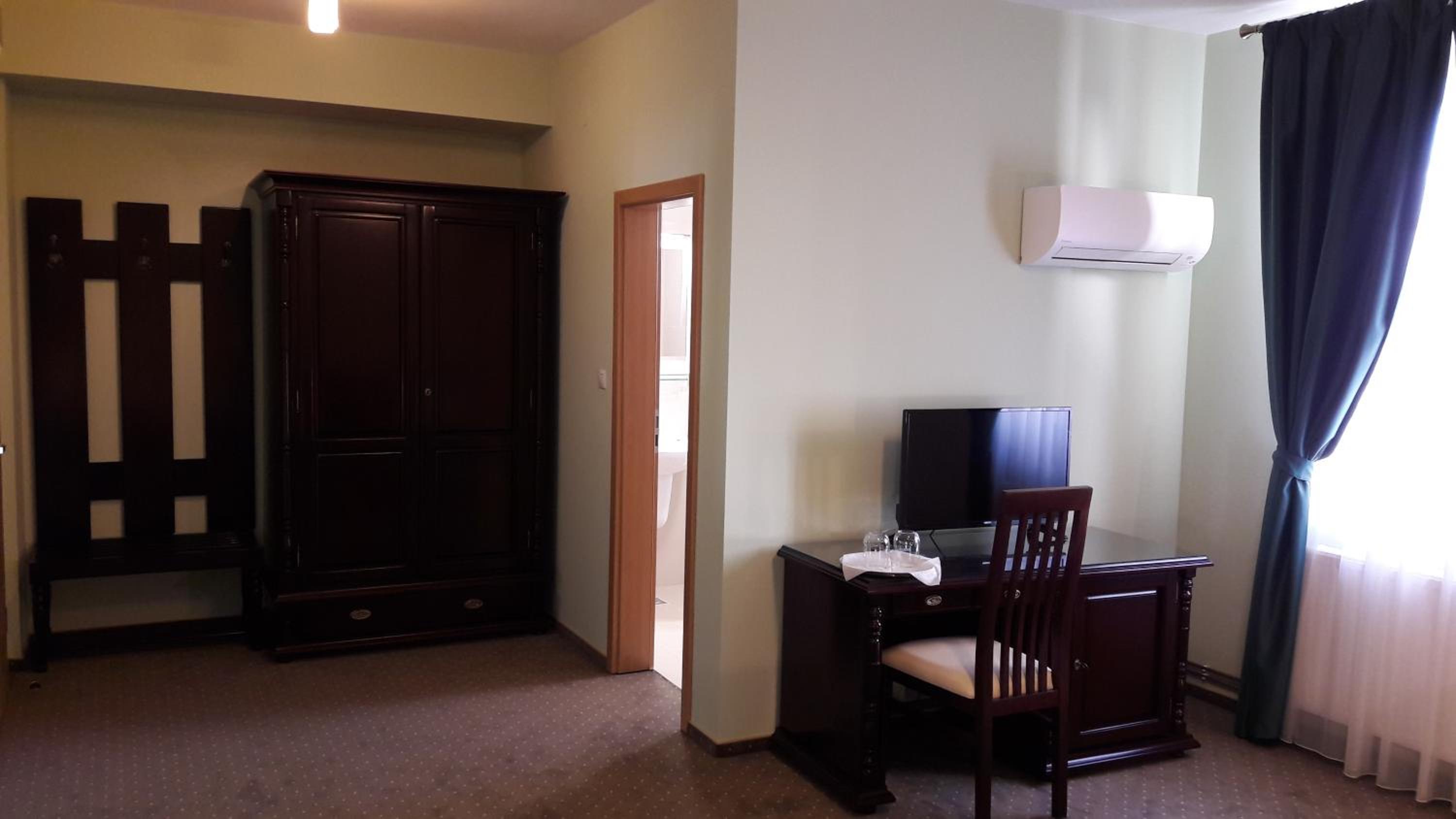 Deluxe Double Room with Extra Bed - Photo 1