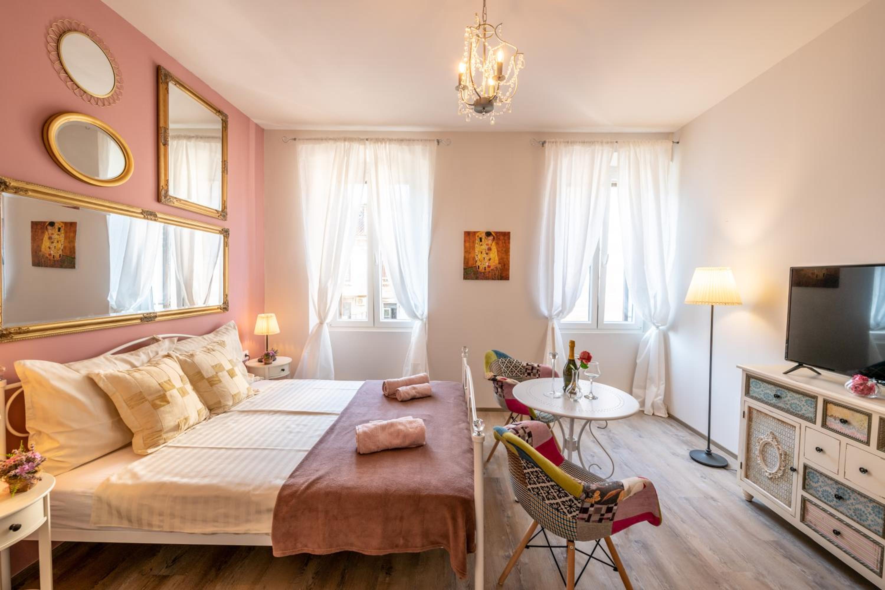 Studio Apartment photo 1