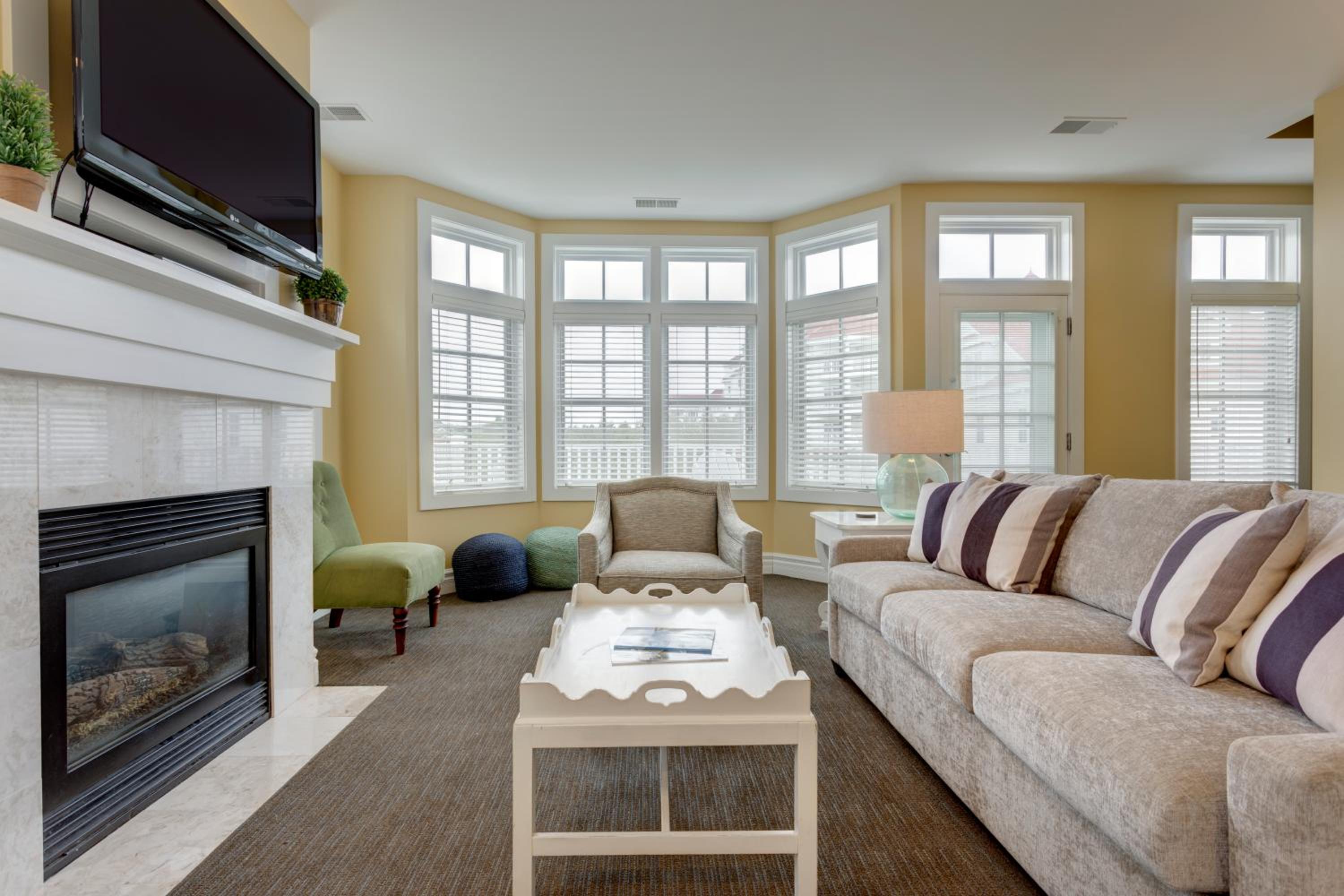 Three-Bedroom Lakeside Cottage photo 1