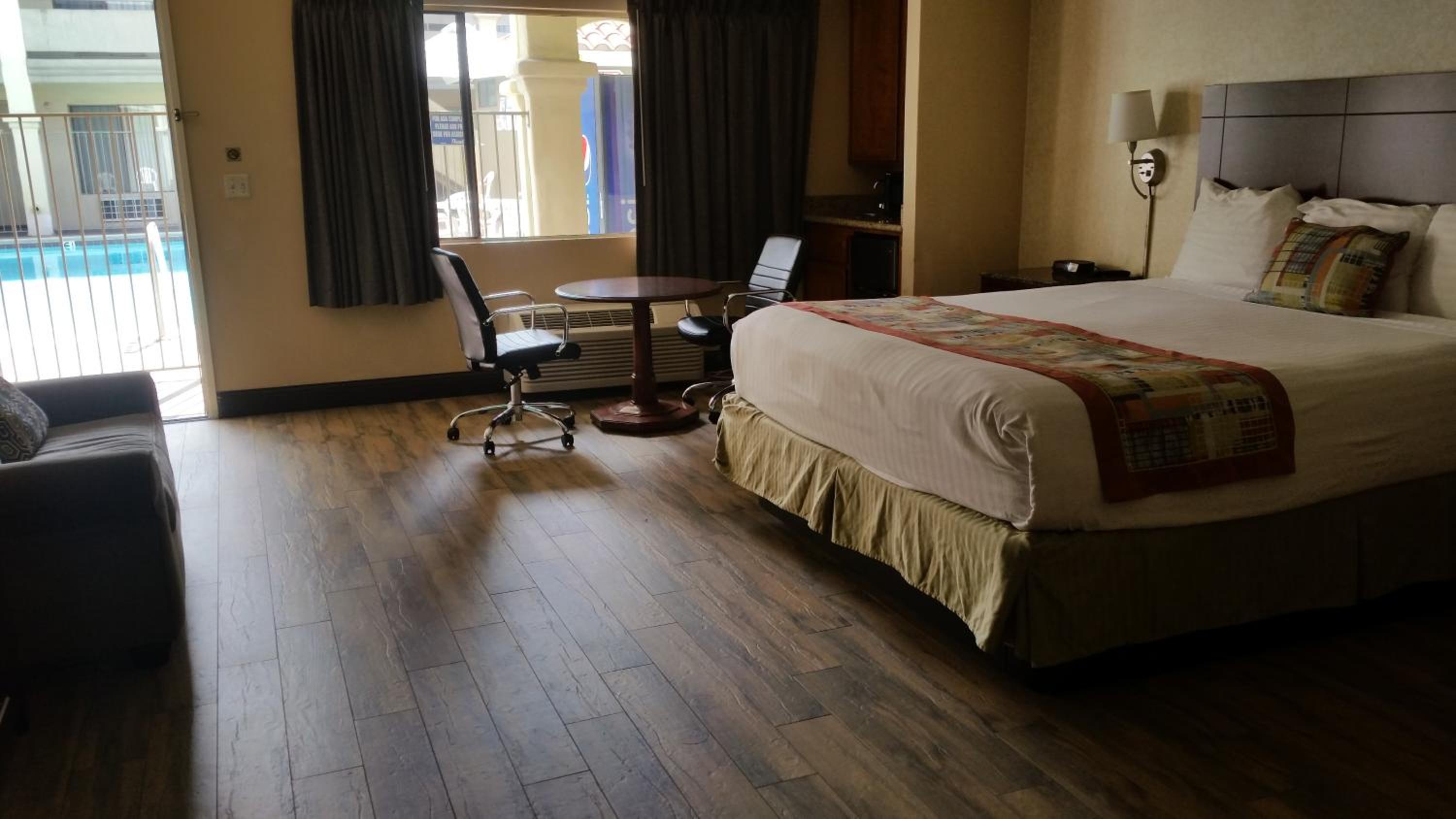 King Room - Non-Smoking photo 3
