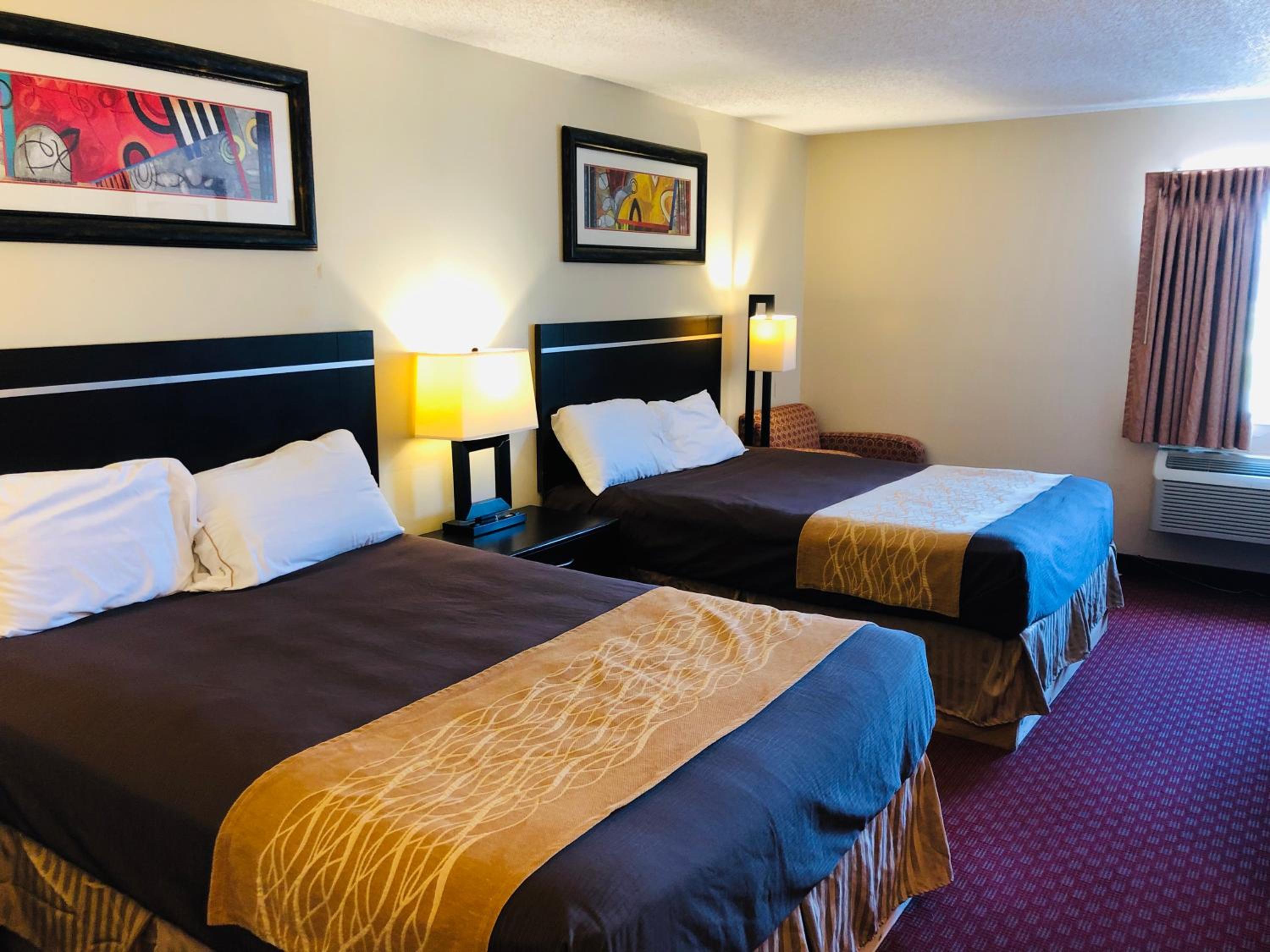 Queen Room With Two Queen Beds - Non-Smoking photo 3