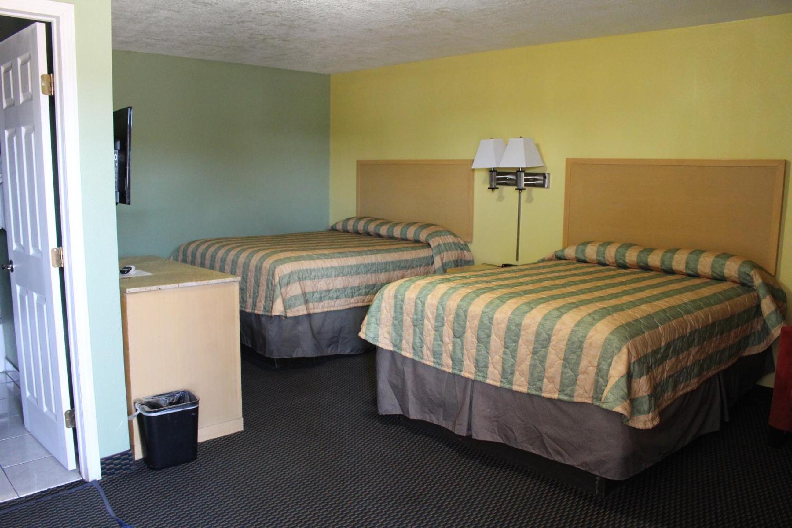 Queen Room with Two Queen Beds photo 1