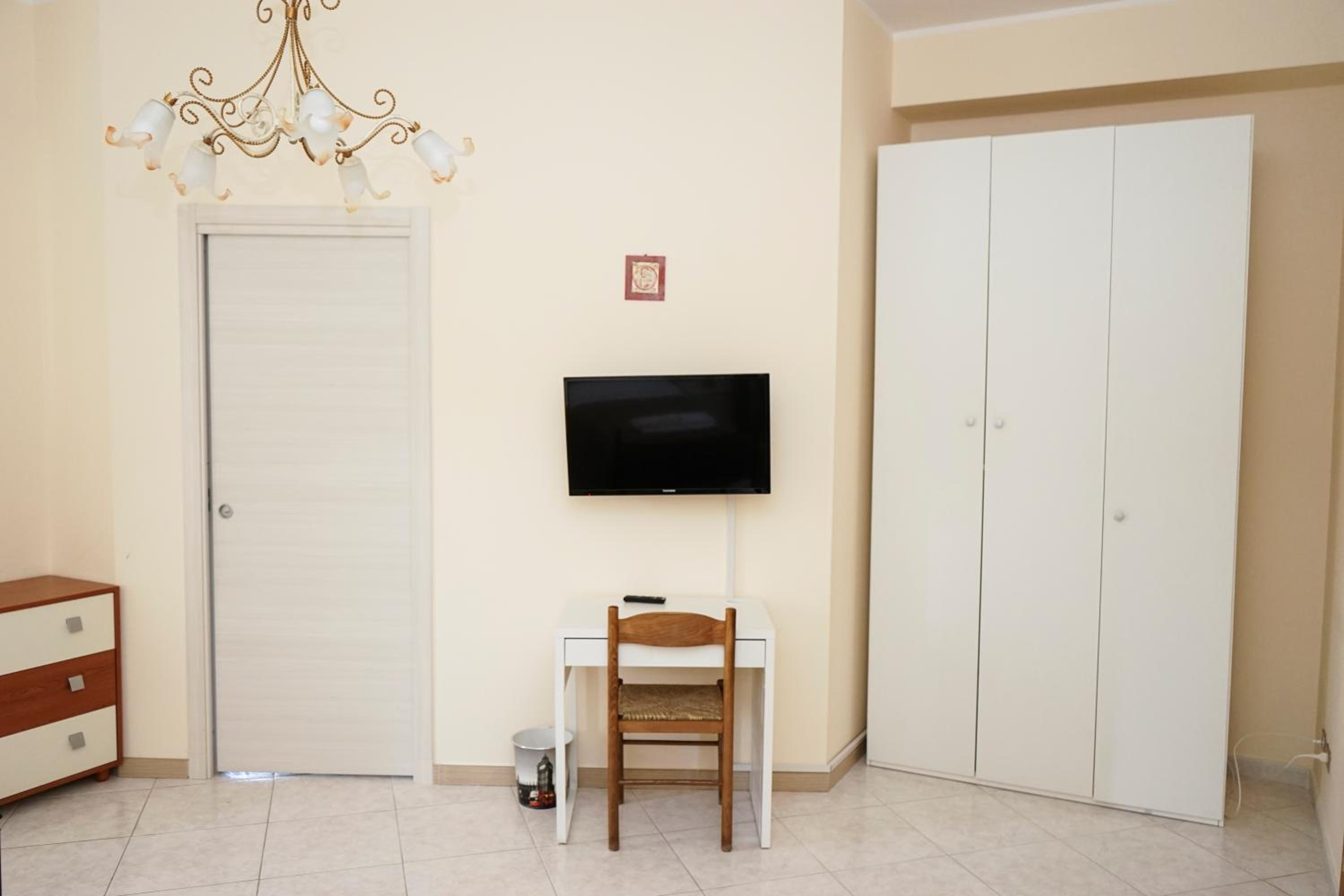 Double or Twin Room with Private Bathroom - Photo 5